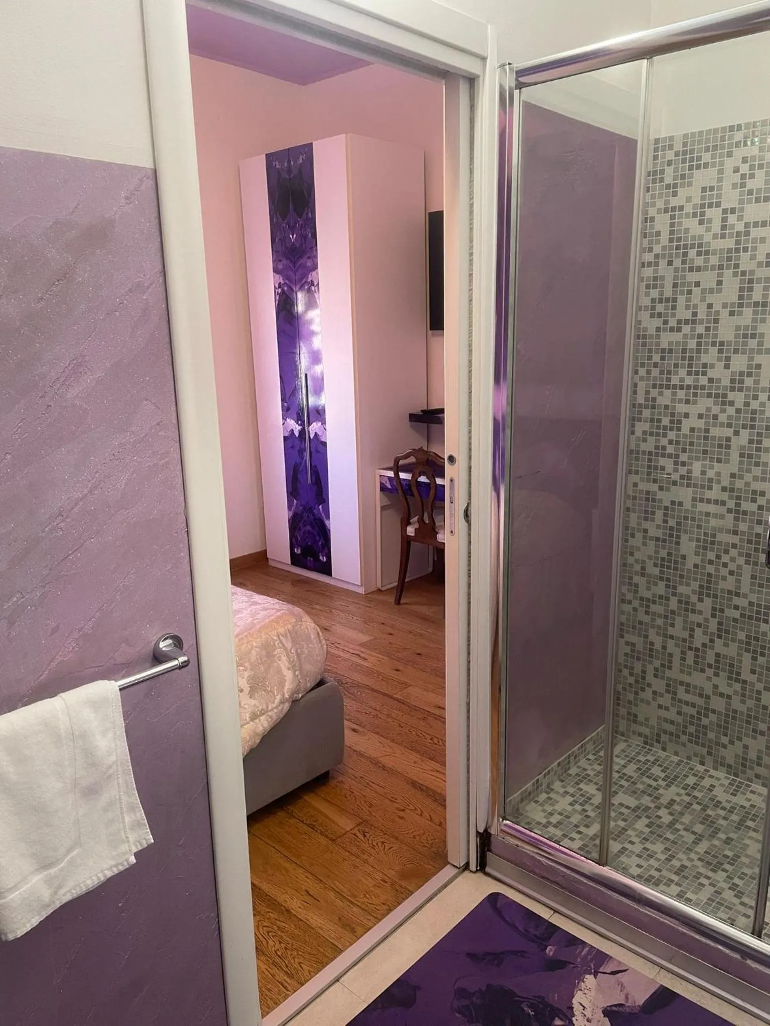 Shower, Bed in Rooms Of Love
