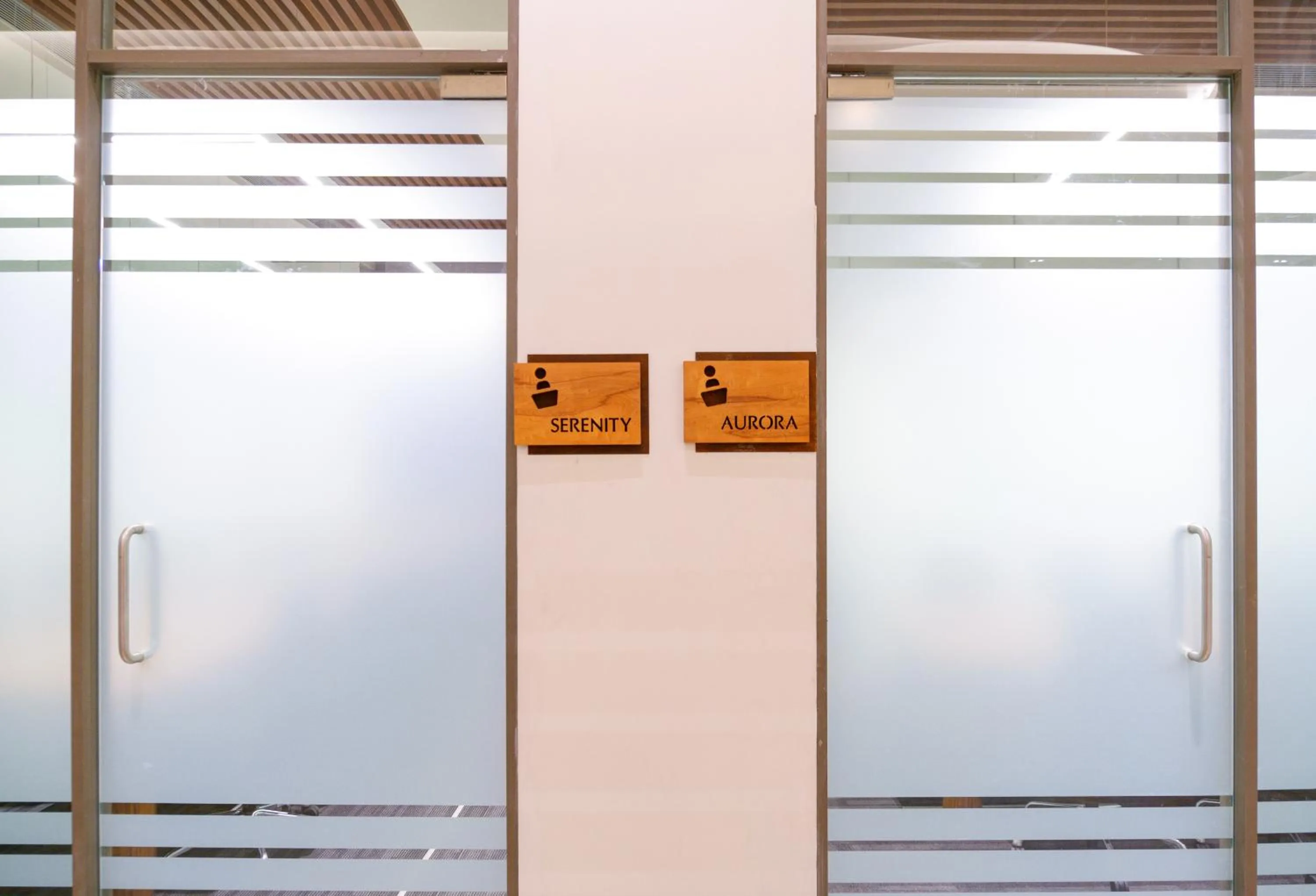 microwave in 0484 Aero Lounge-Terminal 2 Cochin Airport Hotel