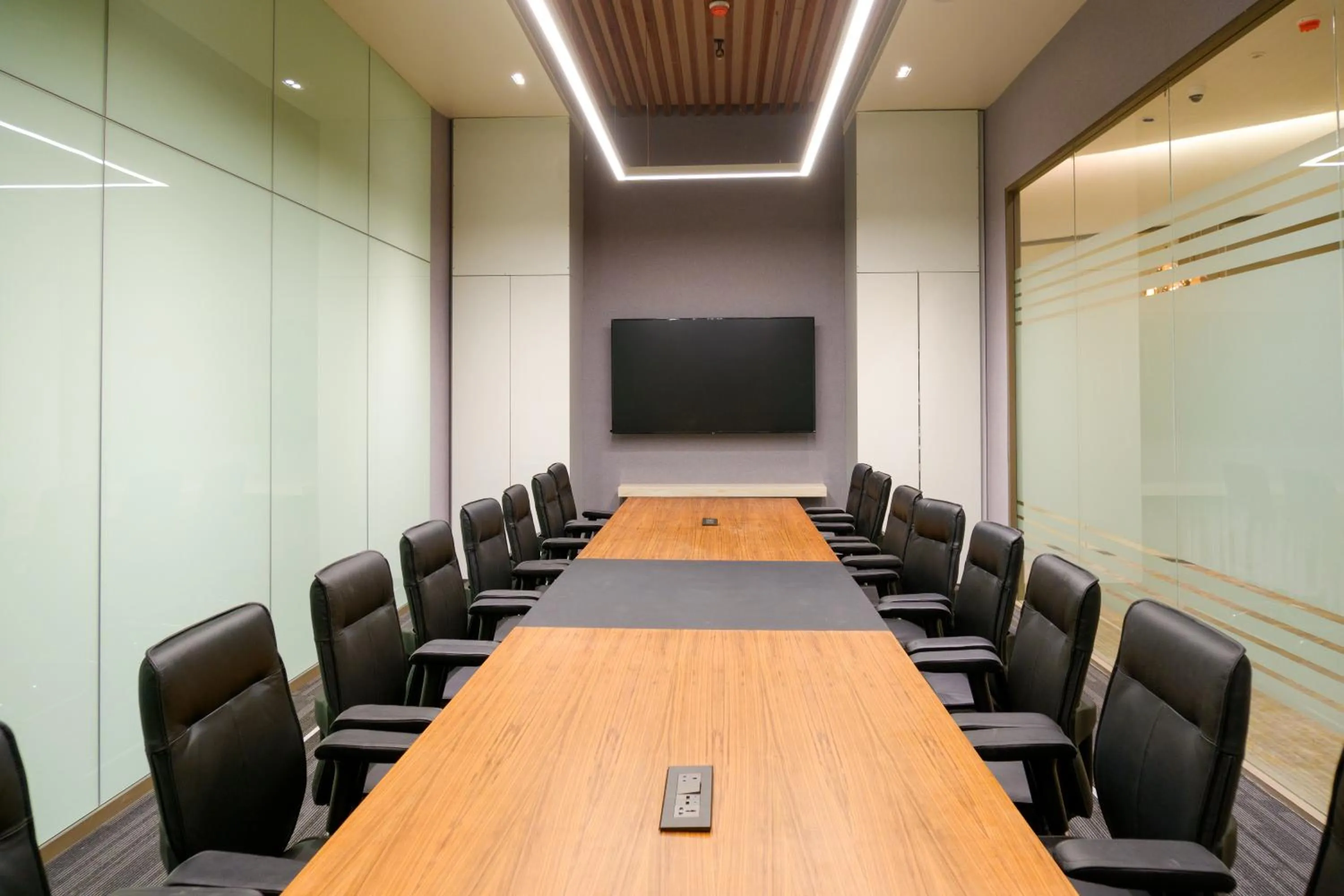 TV and multimedia in 0484 Aero Lounge-Terminal 2 Cochin Airport Hotel