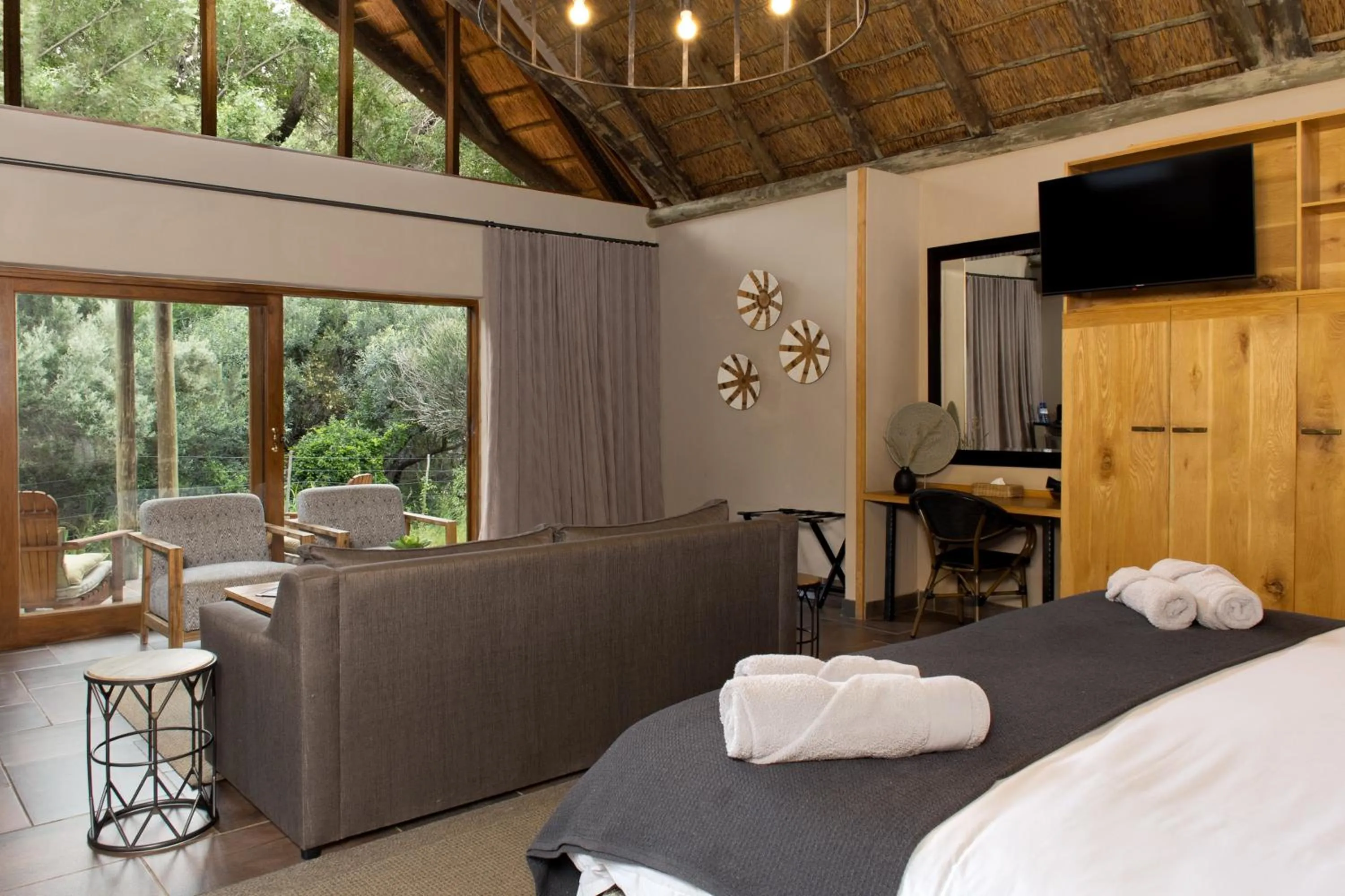 Shower, Bed in Black Rhino Game Lodge