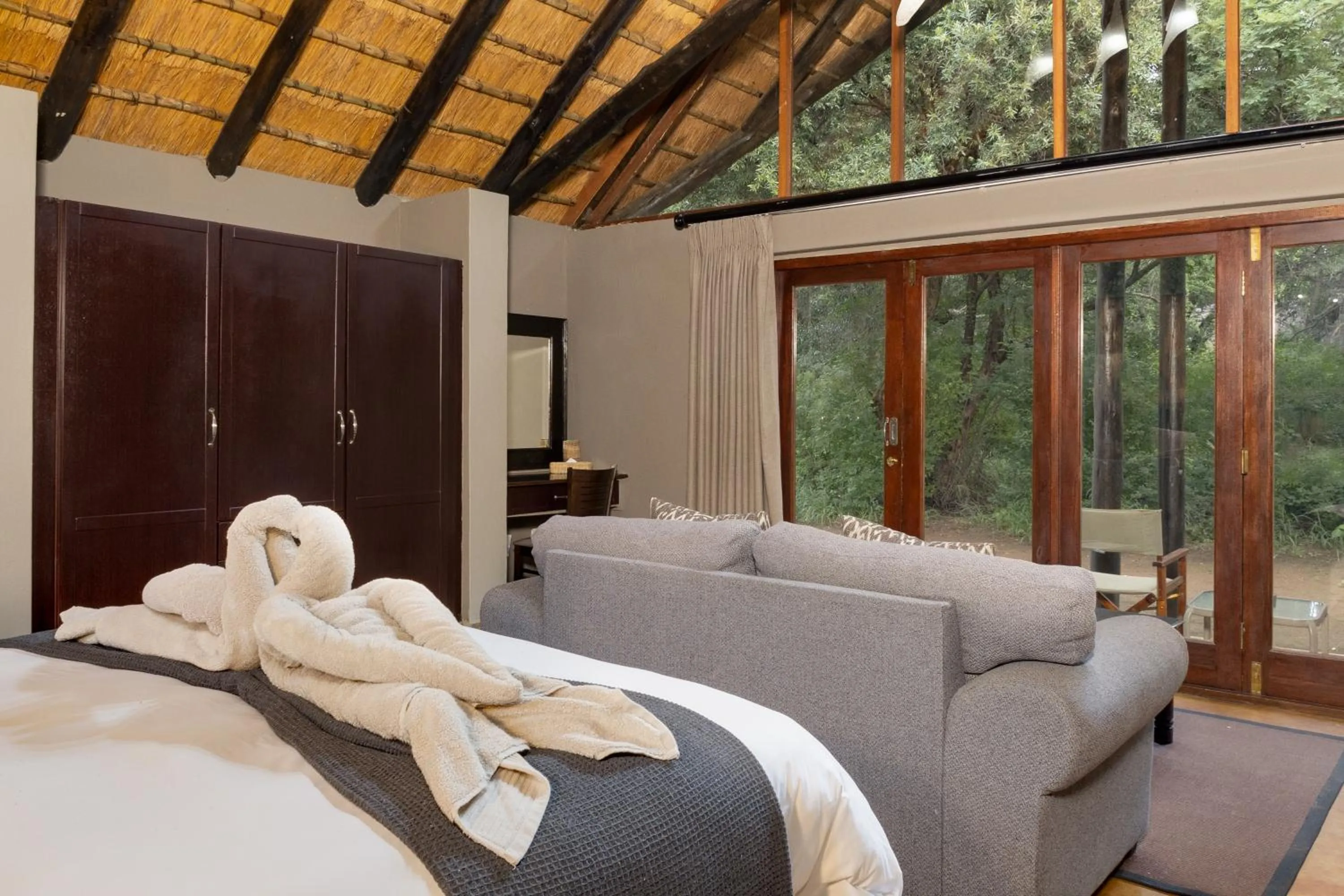 Shower, Bed in Black Rhino Game Lodge