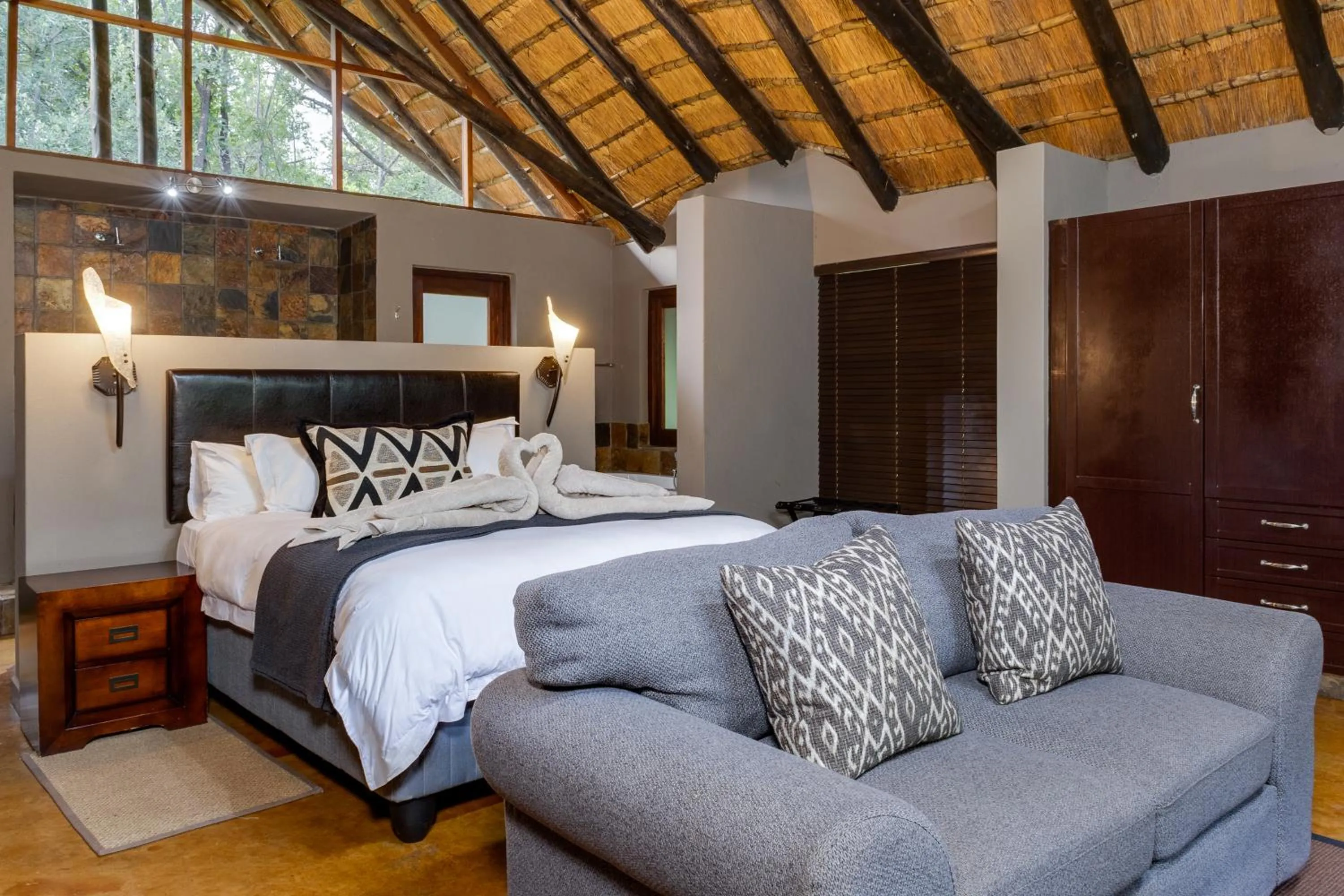 Shower, Bed in Black Rhino Game Lodge