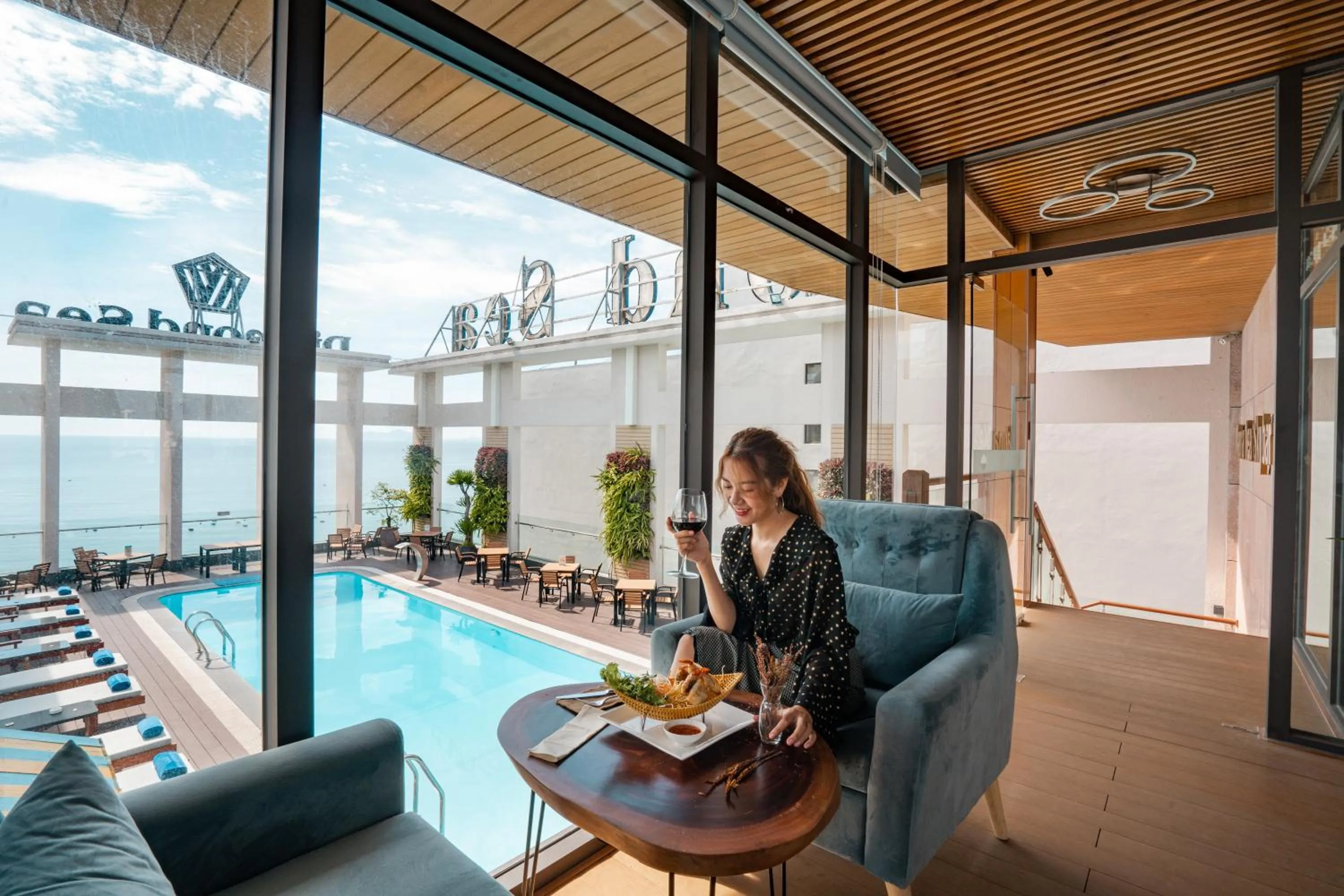 Lounge or bar in Diamond Sea Hotel