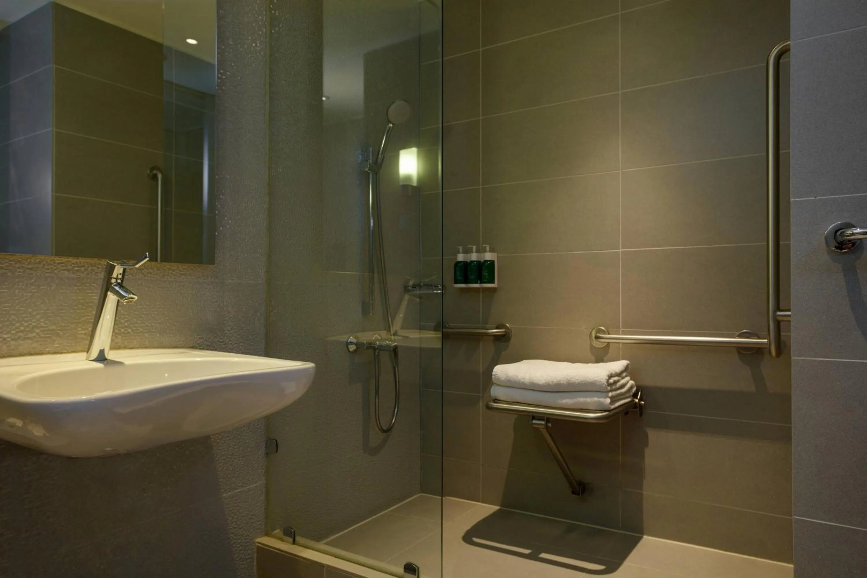 Bathroom in Courtyard by Marriott Santiago Las Condes