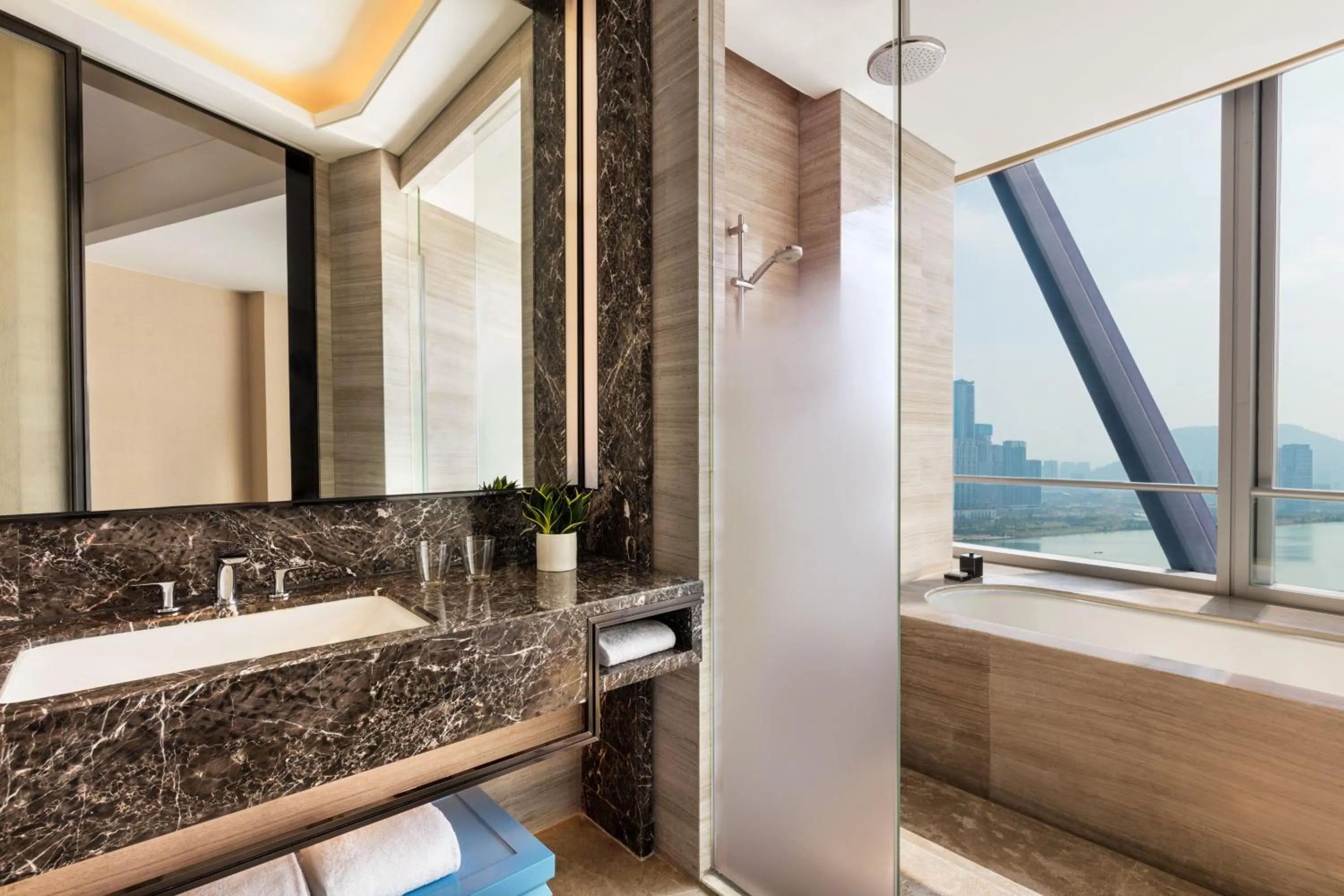 Bathroom in JW Marriott Hotel Shenzhen Bao'an International Airport