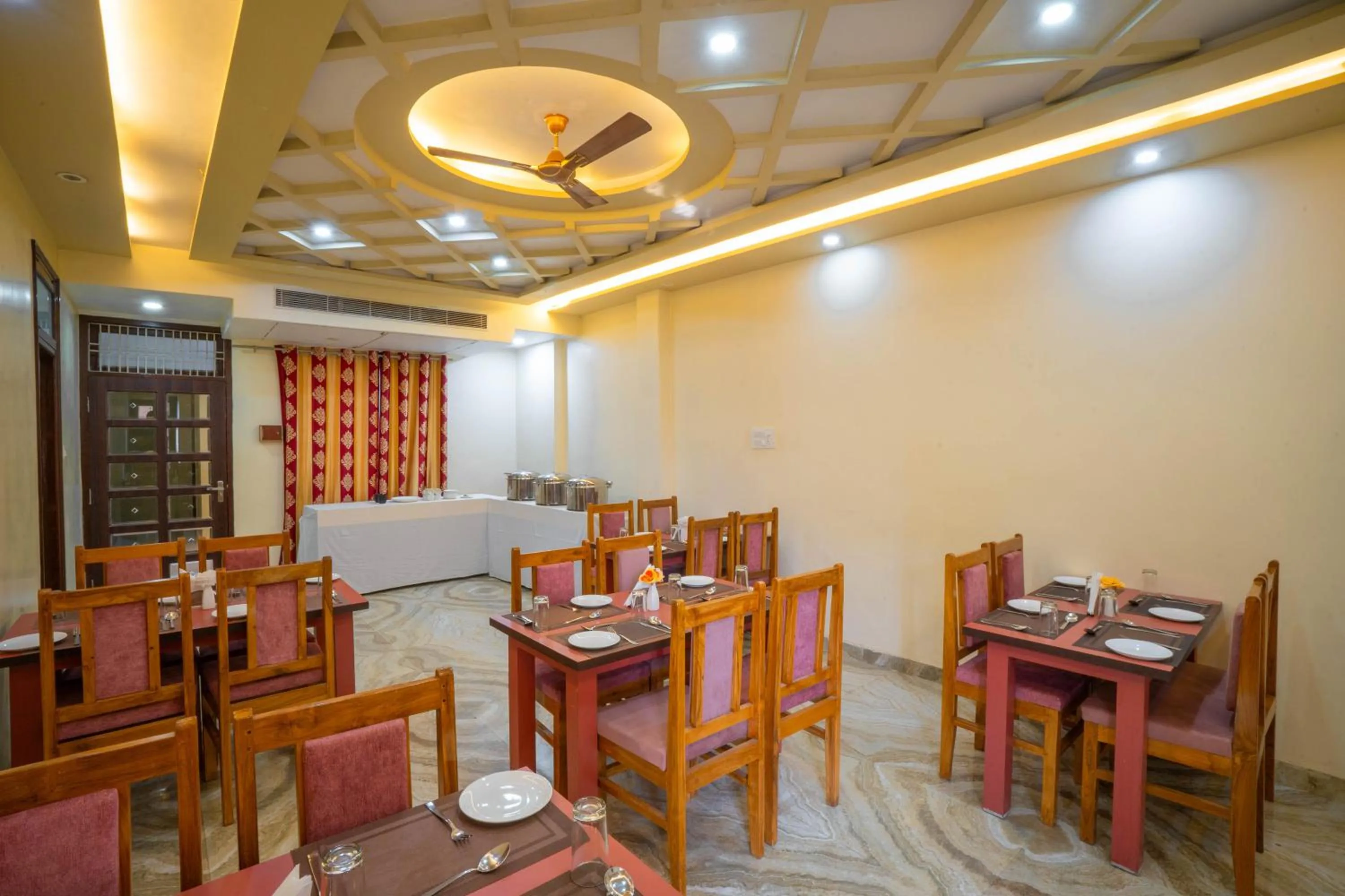 Restaurant/places to eat in Hotel Kiaara