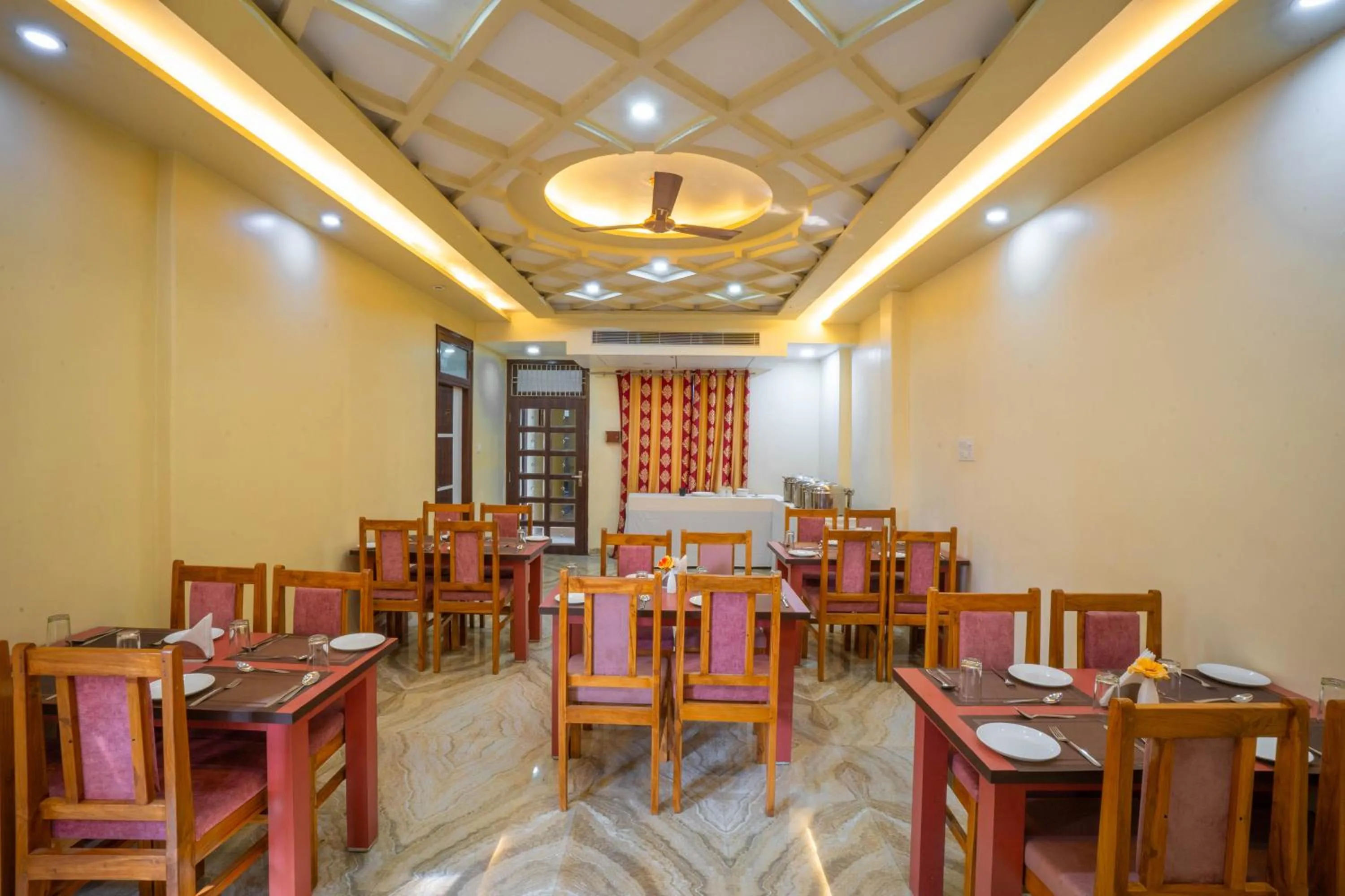 Restaurant/places to eat in Hotel Kiaara