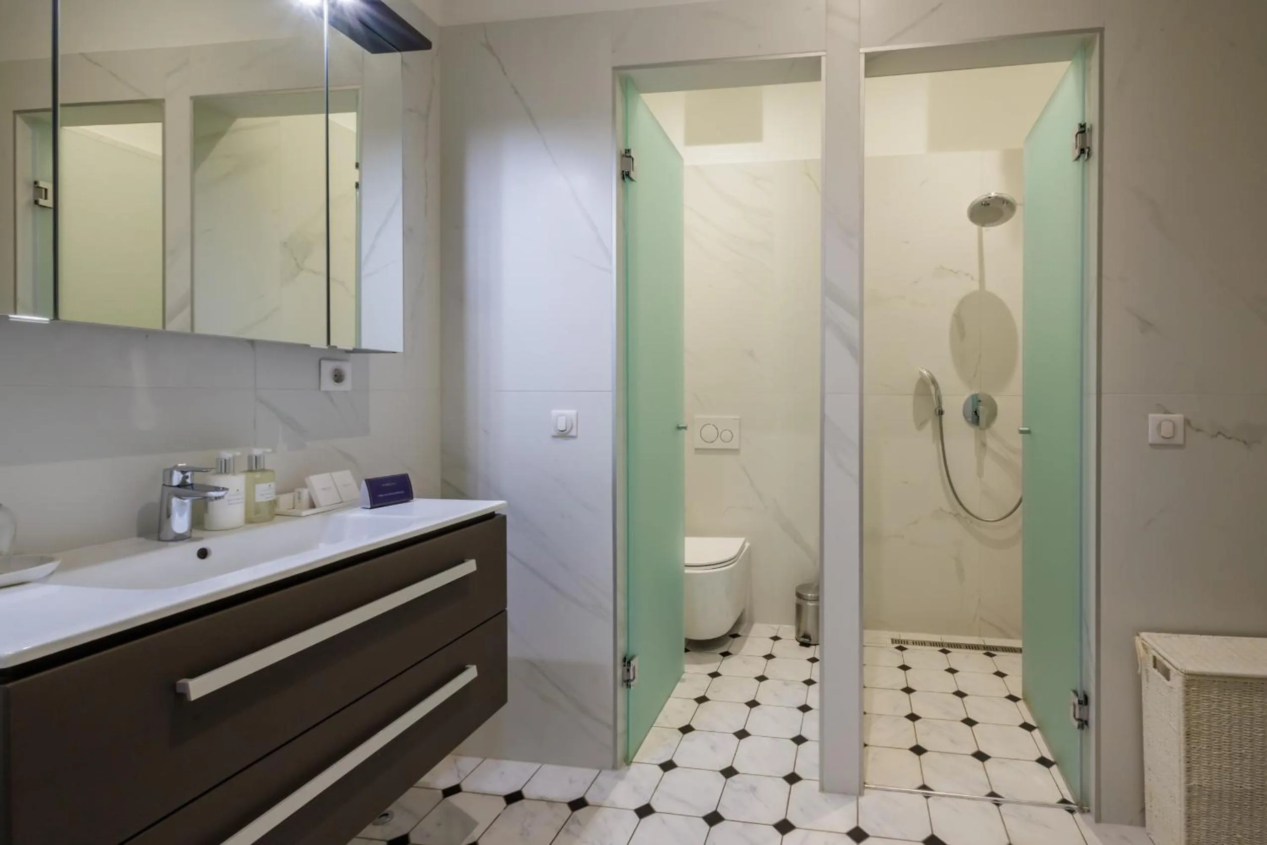 Shower in Kozmo Residences Budapest