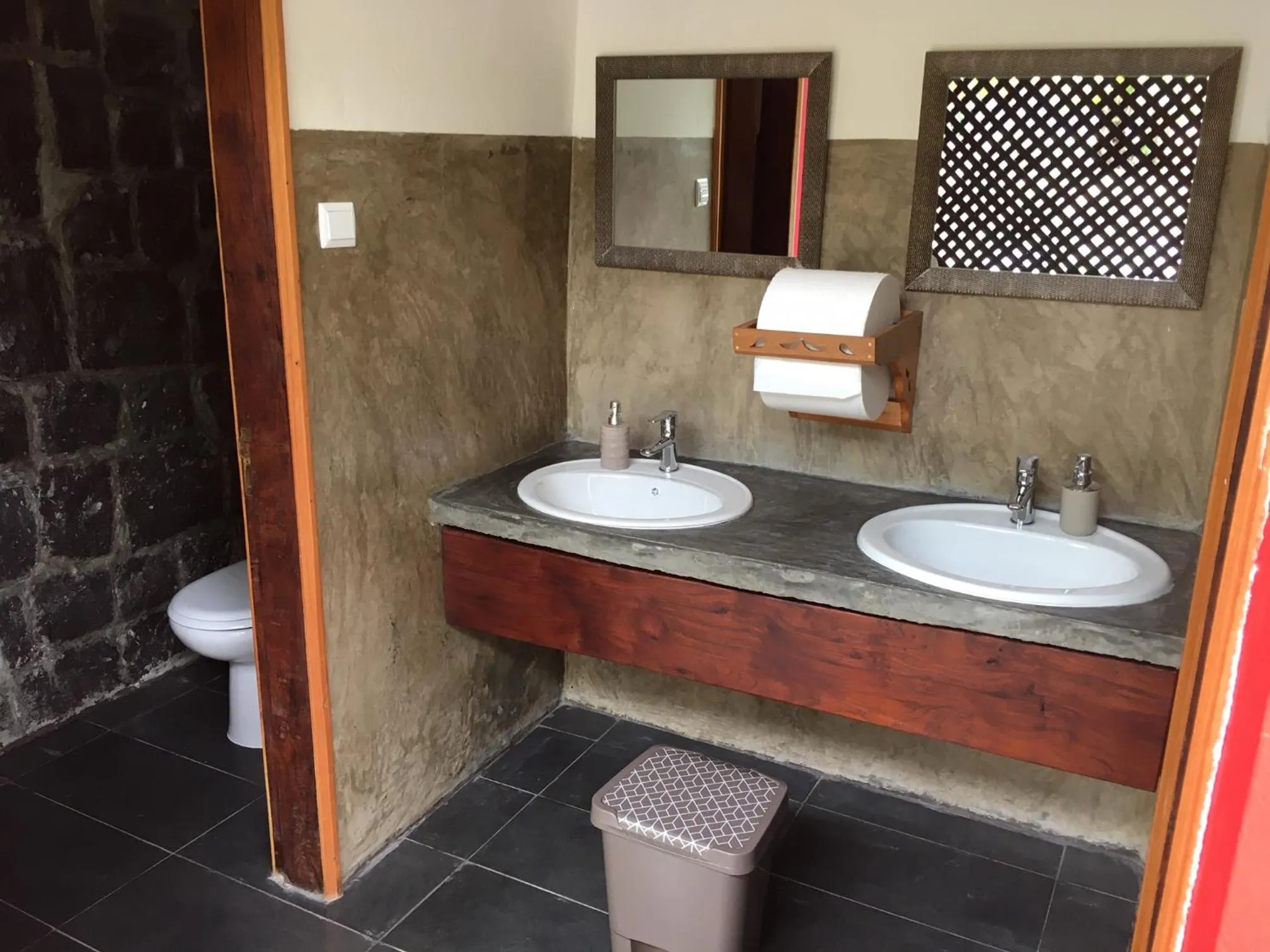 Restaurant/places to eat in Mucumbli