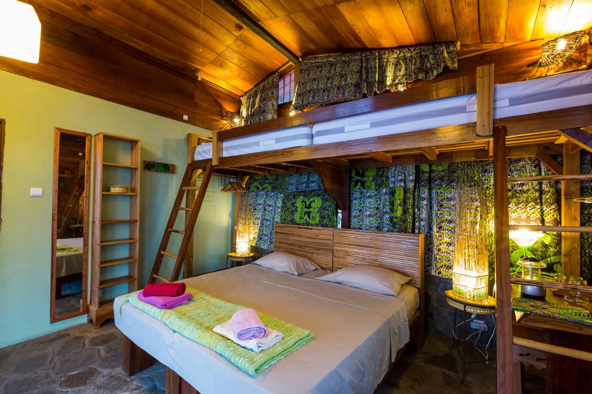 Photo of the whole room, Bed in Mucumbli