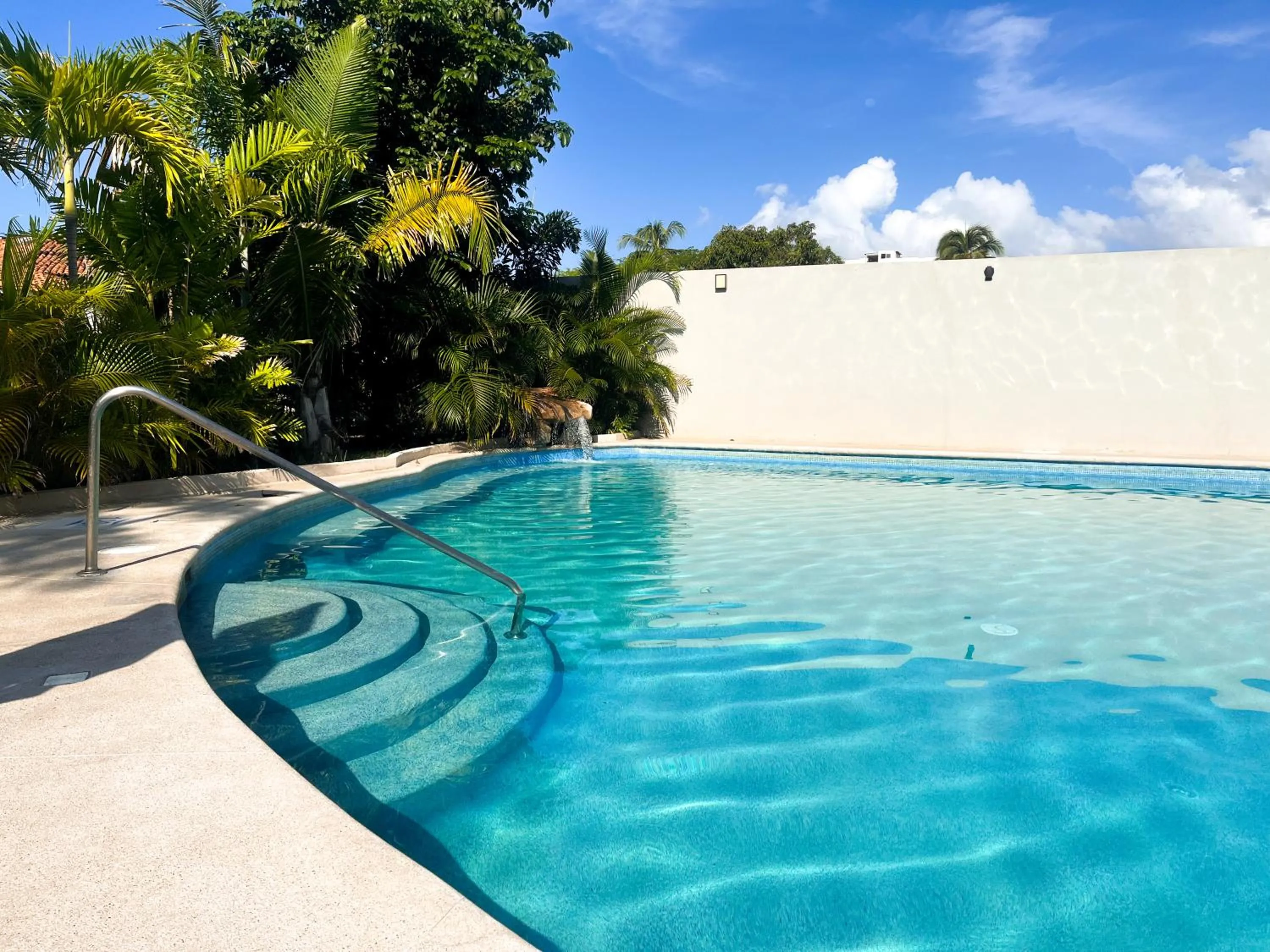 Swimming pool in Itare Beach House