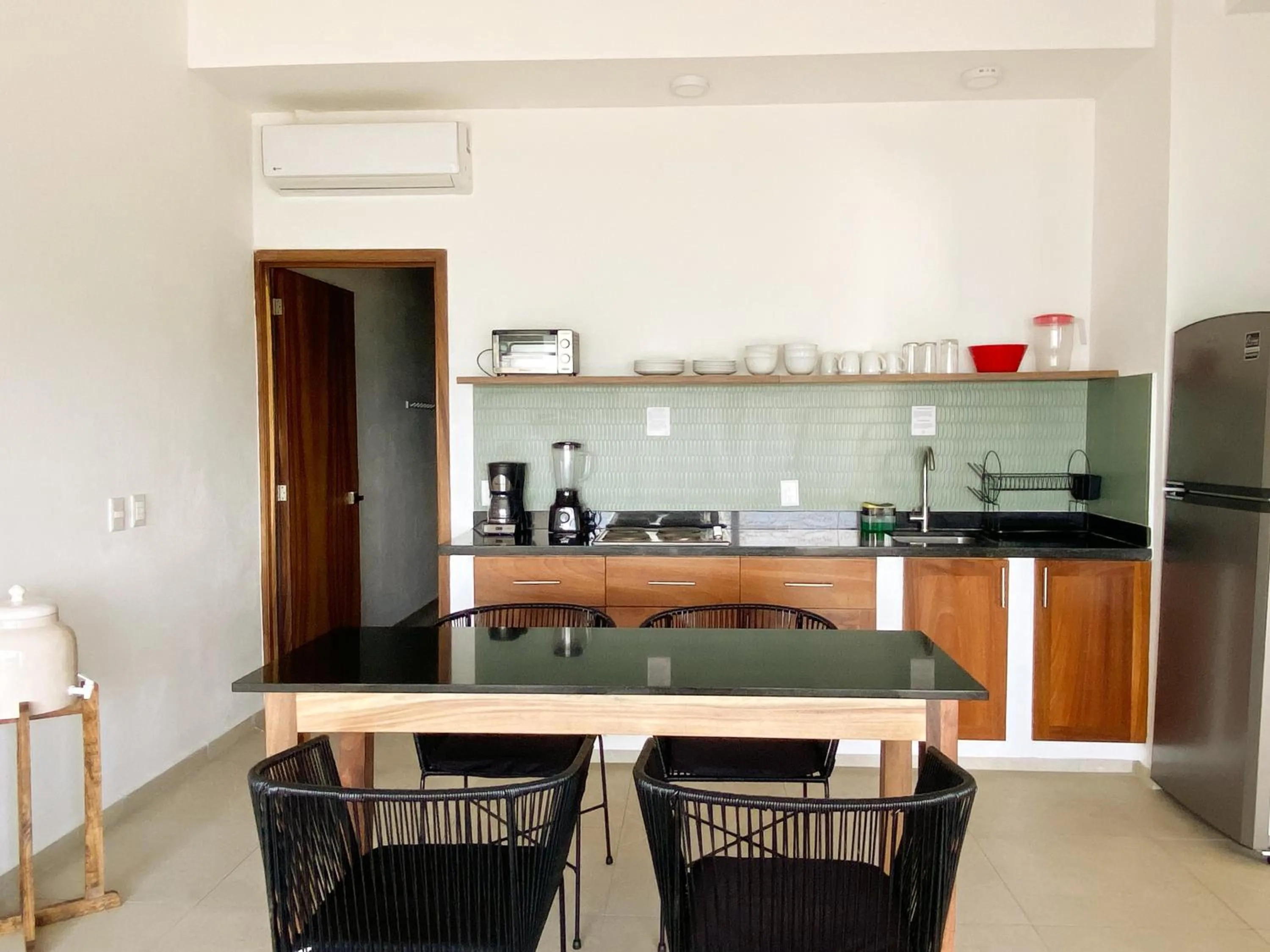 Kitchen or kitchenette in Itare Beach House