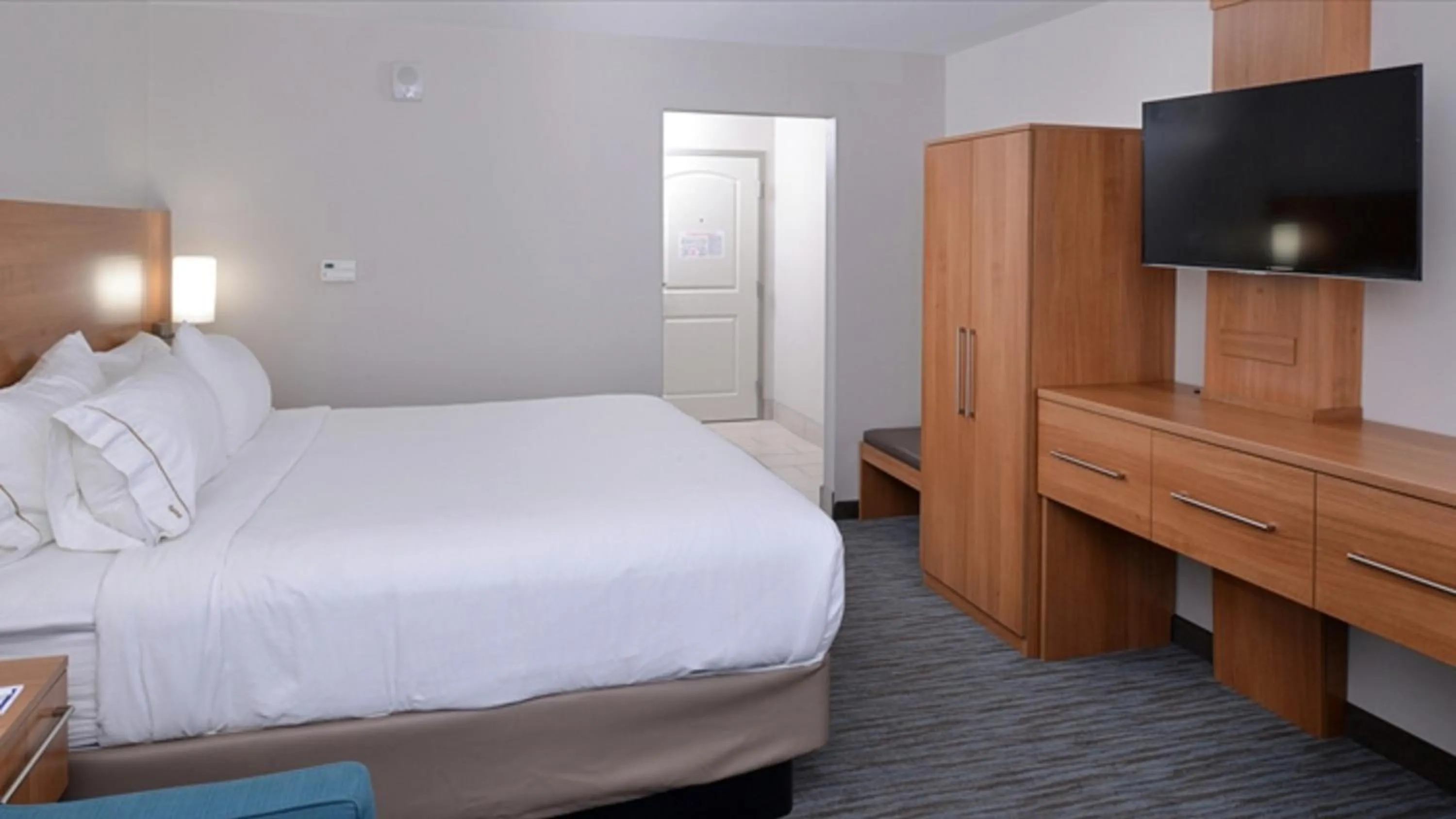 Bed in Holiday Inn Express & Suites Lexington Midtown - I-75 by IHG