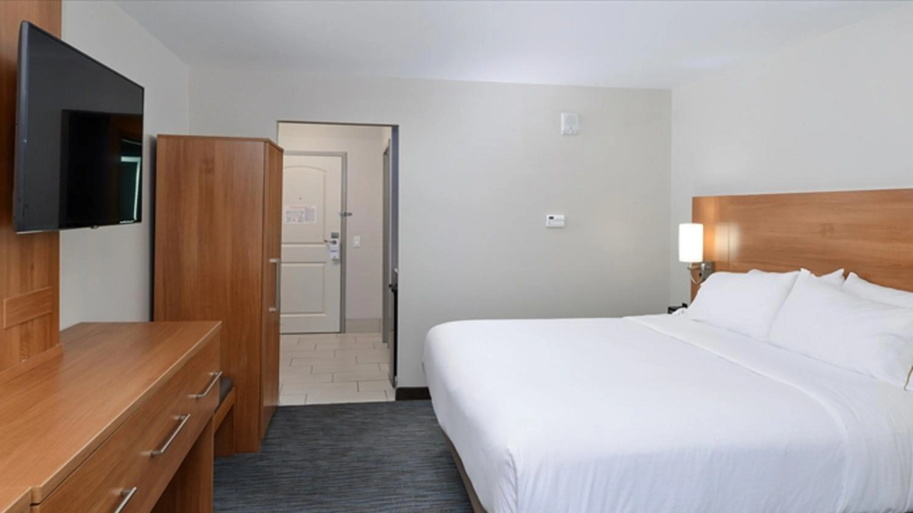 Bed in Holiday Inn Express & Suites Lexington Midtown - I-75 by IHG