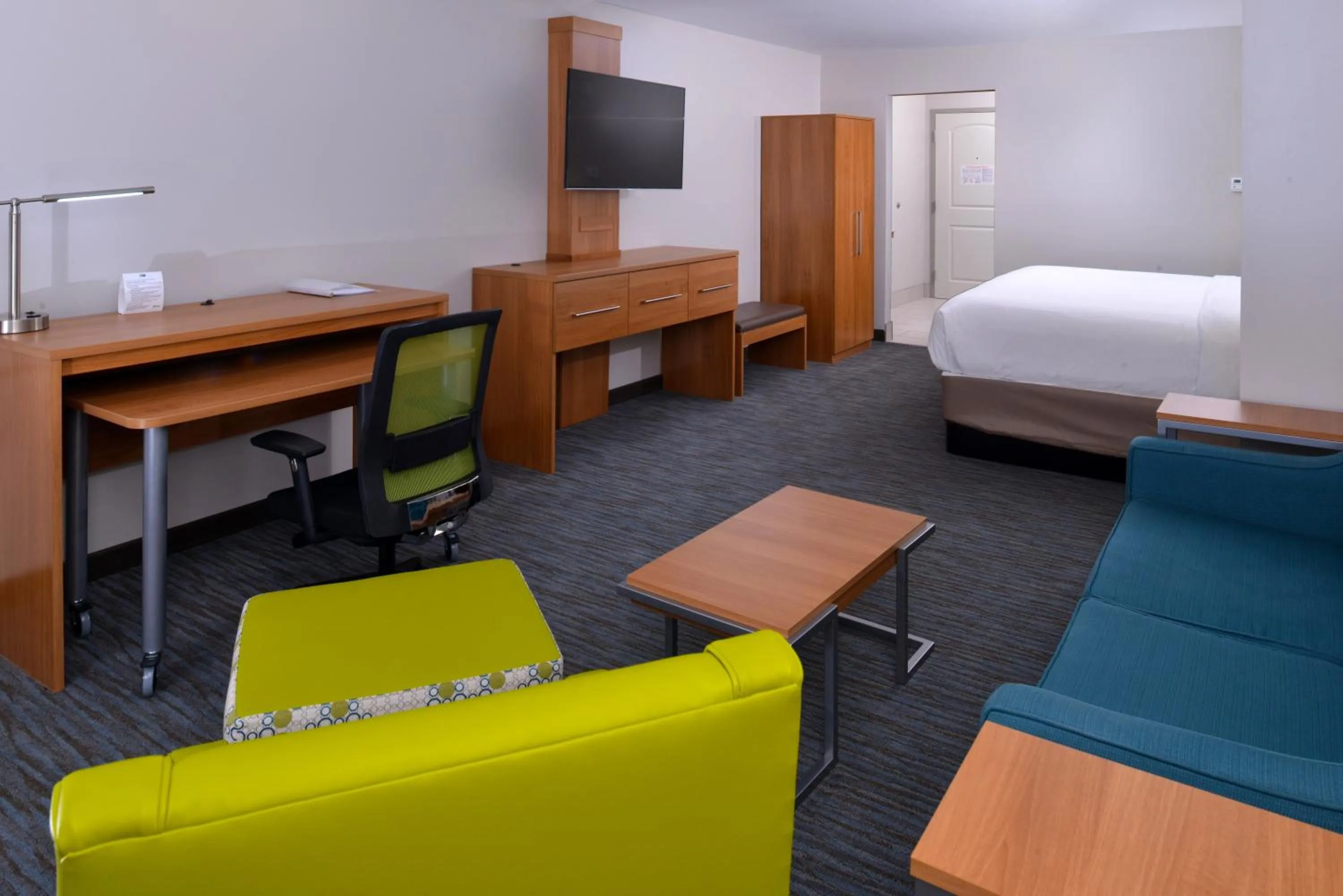 Photo of the whole room, Bed in Holiday Inn Express & Suites Lexington Midtown - I-75 by IHG