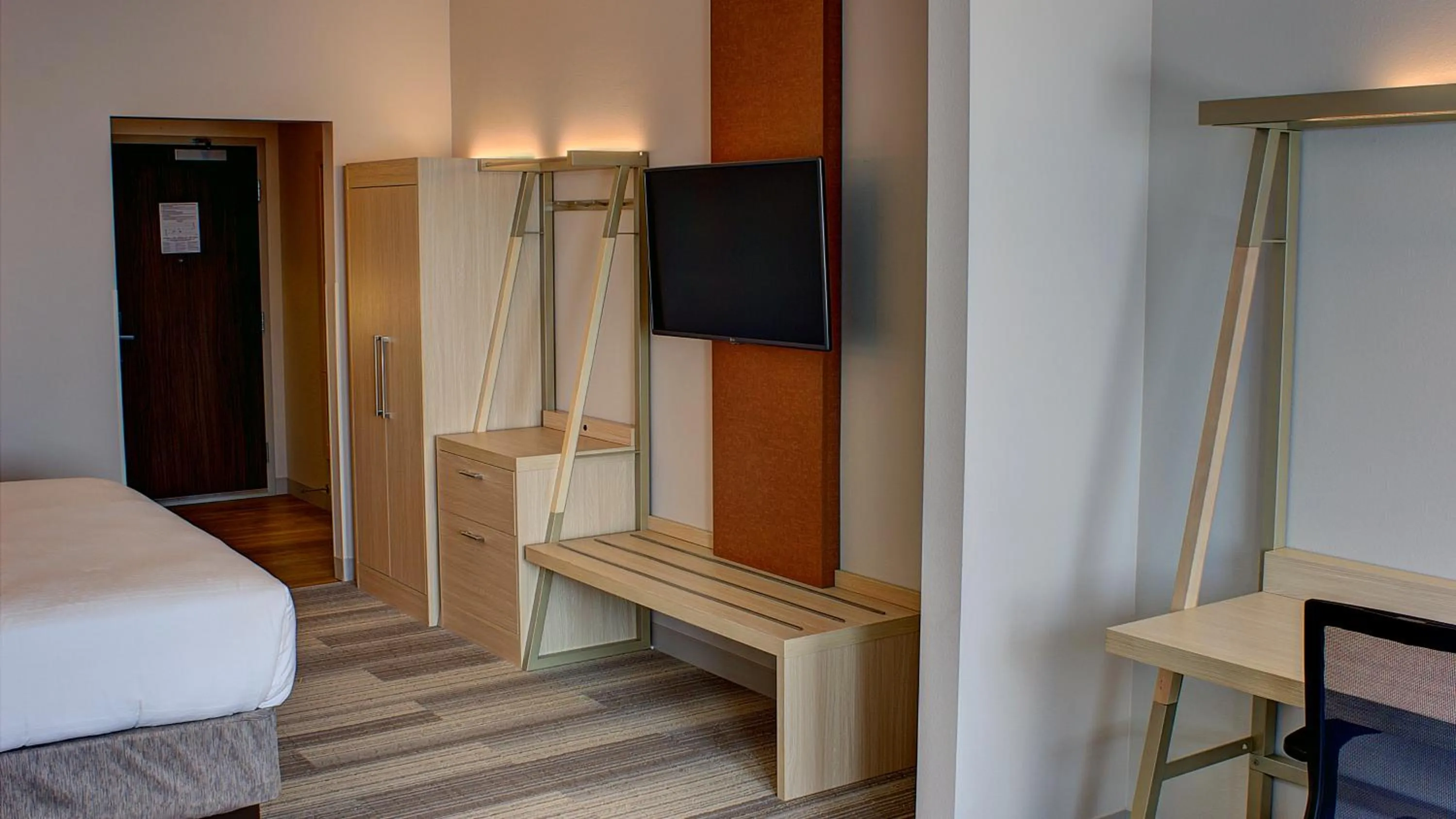 Photo of the whole room, Bed in Holiday Inn Express Spencer by IHG