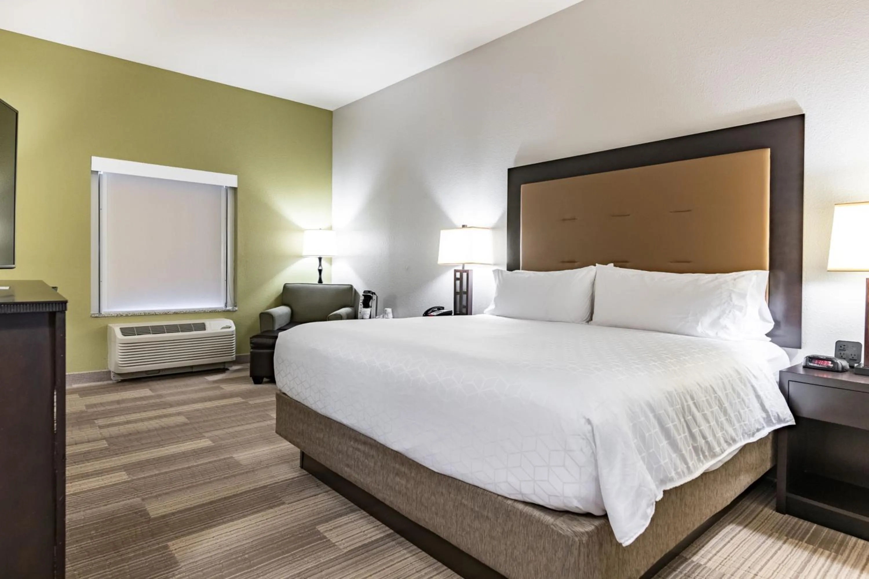 Photo of the whole room, Bed in Holiday Inn Express & Suites New Martinsville by IHG