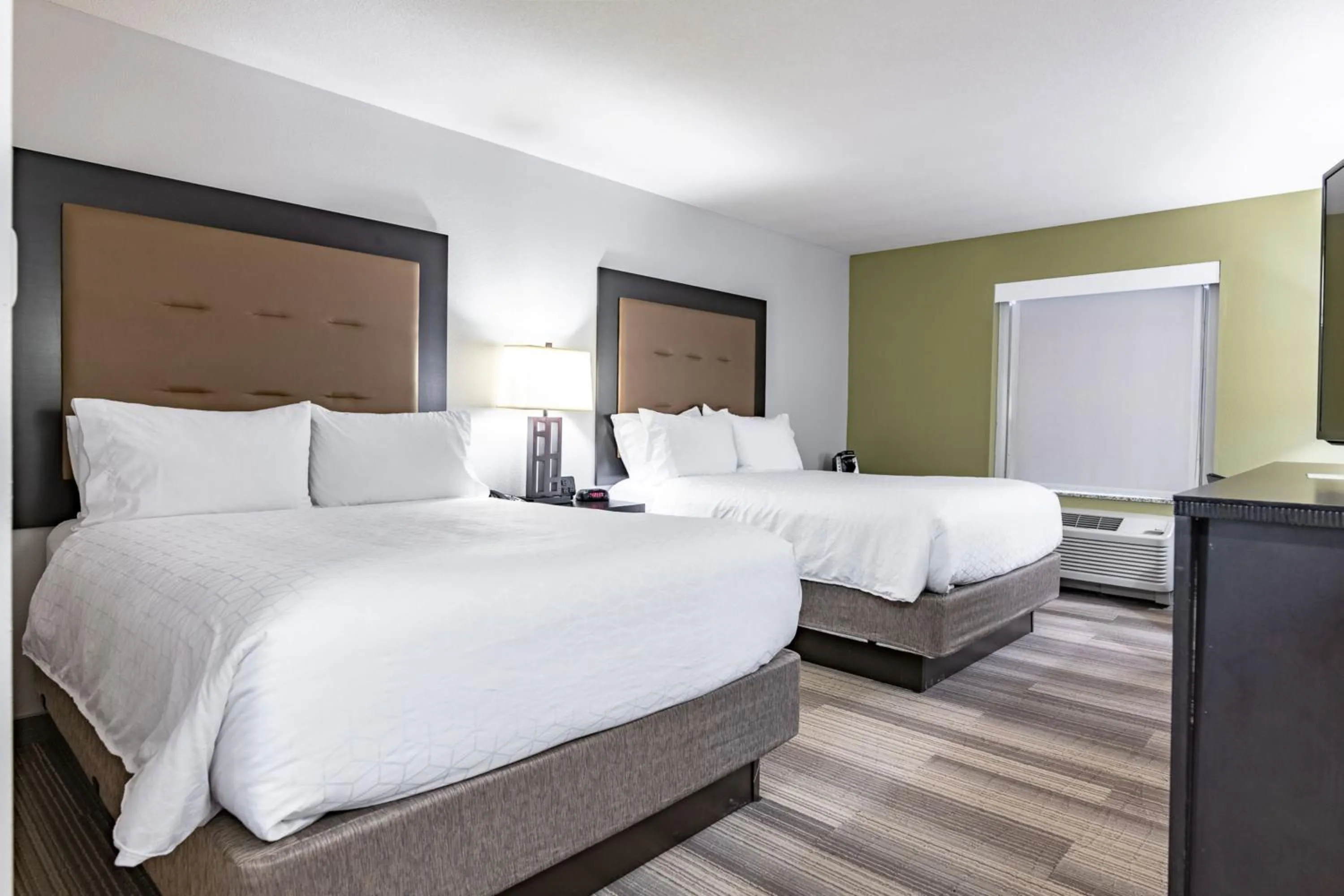 Photo of the whole room, Bed in Holiday Inn Express & Suites New Martinsville by IHG
