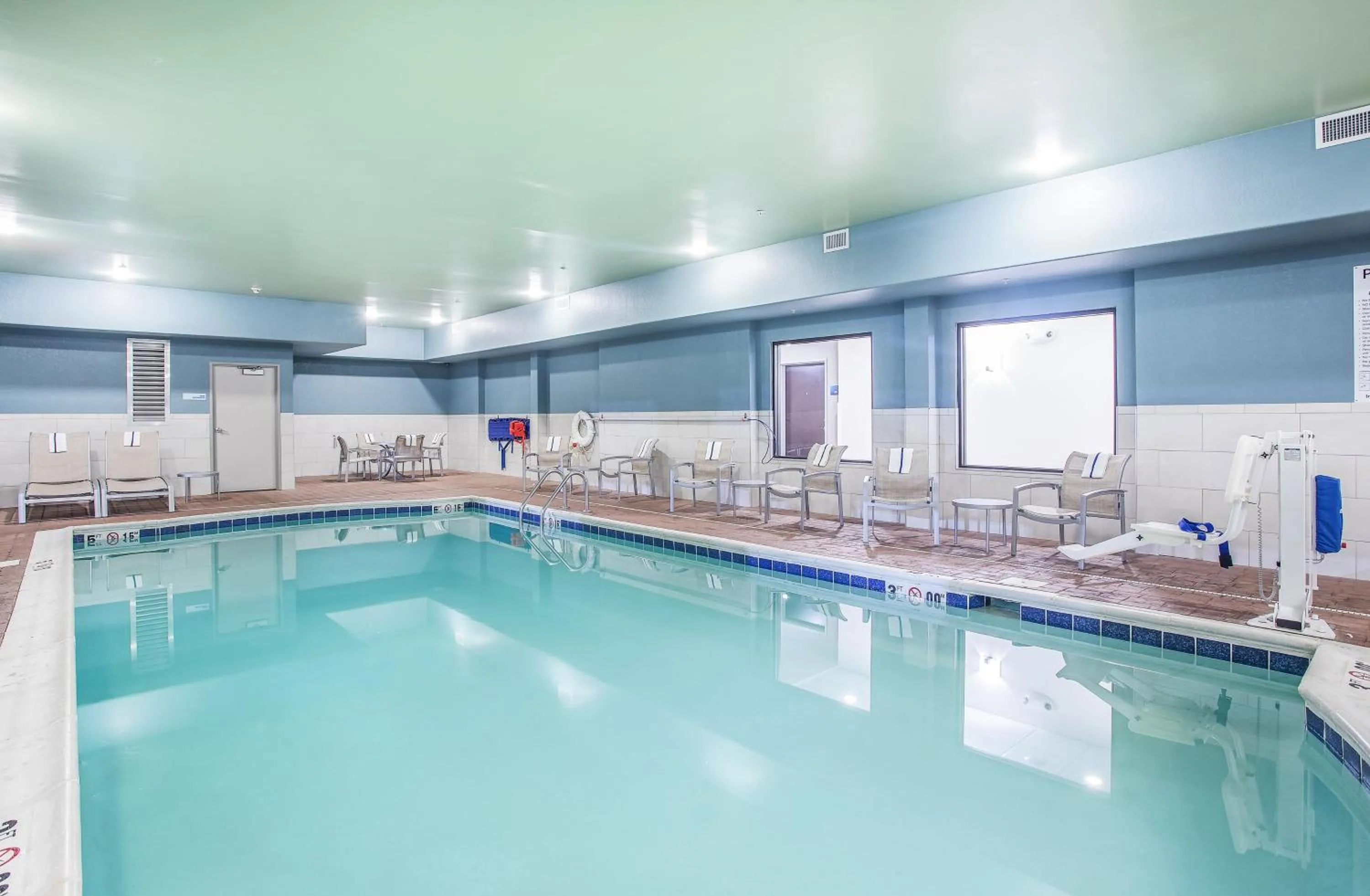 Swimming pool in Holiday Inn Express Hotel & Suites Glasgow by IHG
