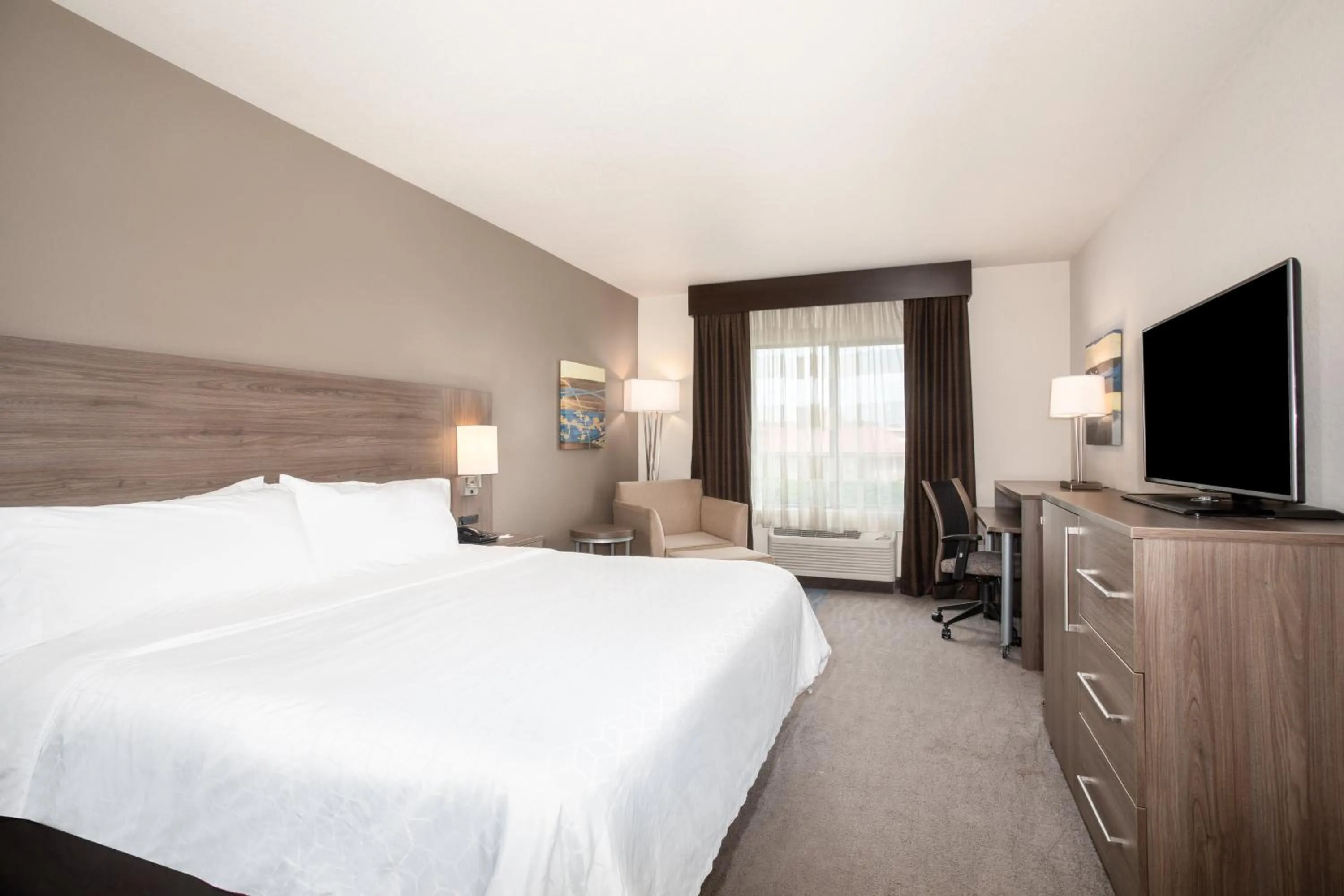 Photo of the whole room, Bed in Holiday Inn Express & Suites Manhattan by IHG