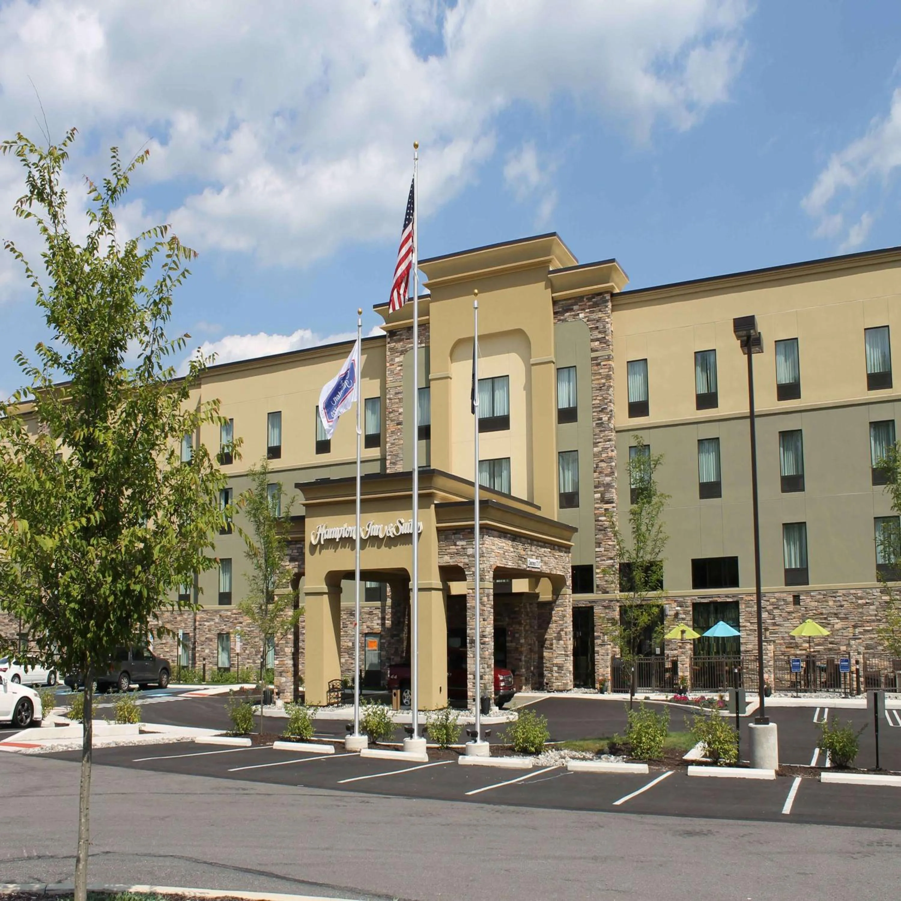 Property building in Hampton Inn & Suites Stroudsburg Bartonsville Poconos