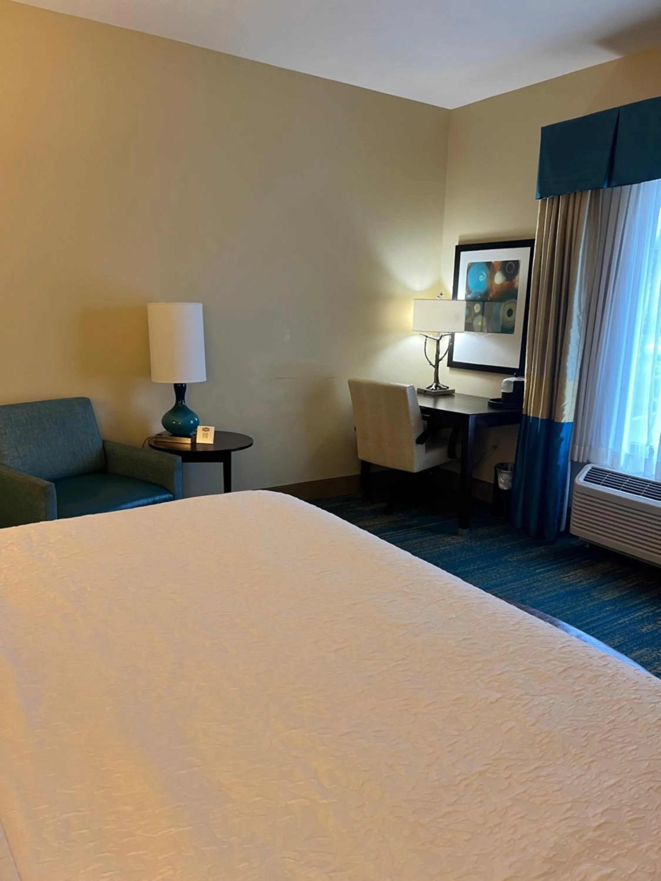 Bed in Hampton Inn & Suites Stroudsburg Bartonsville Poconos