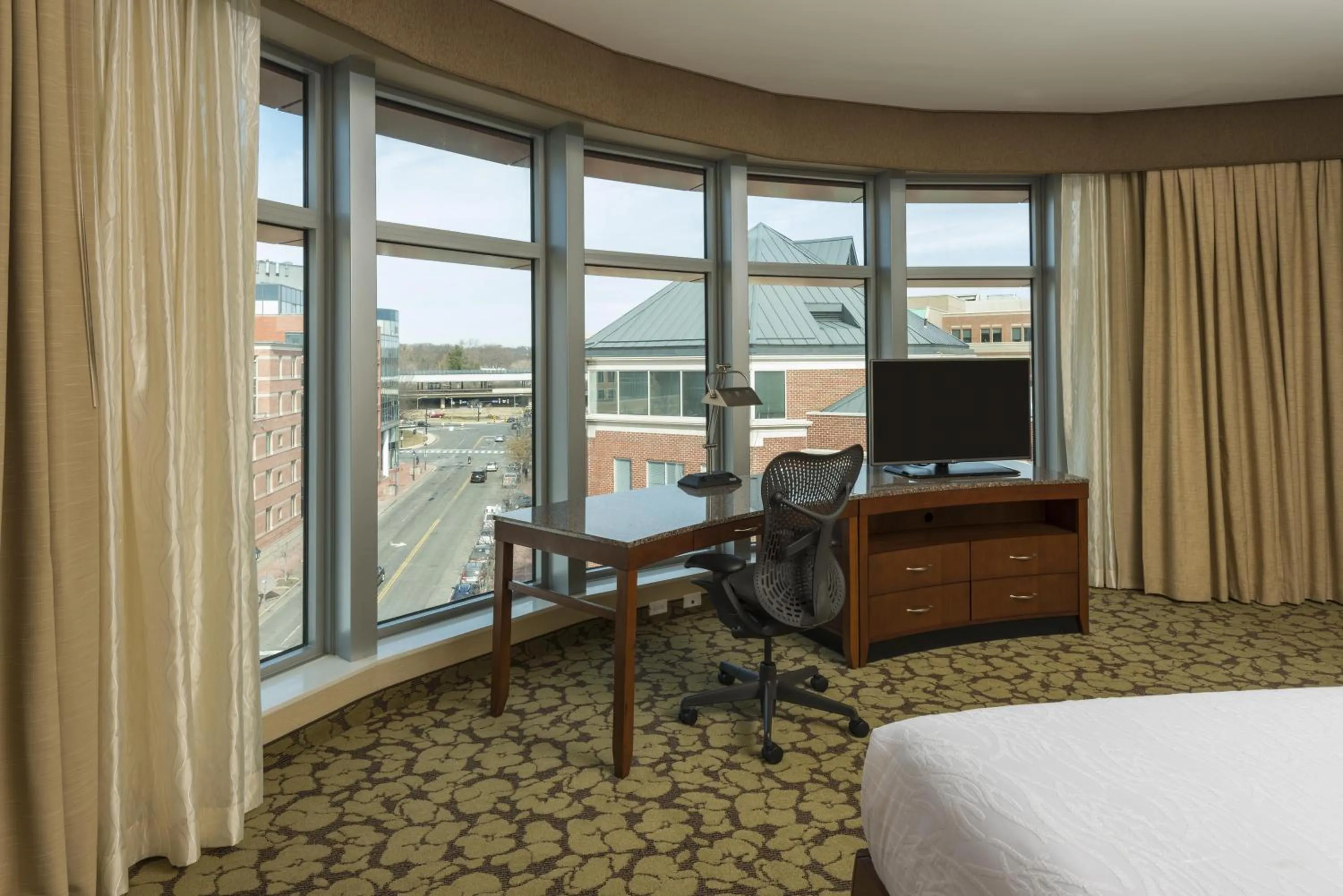 Bed in Hilton Garden Inn Alexandria Old Town National Harbor