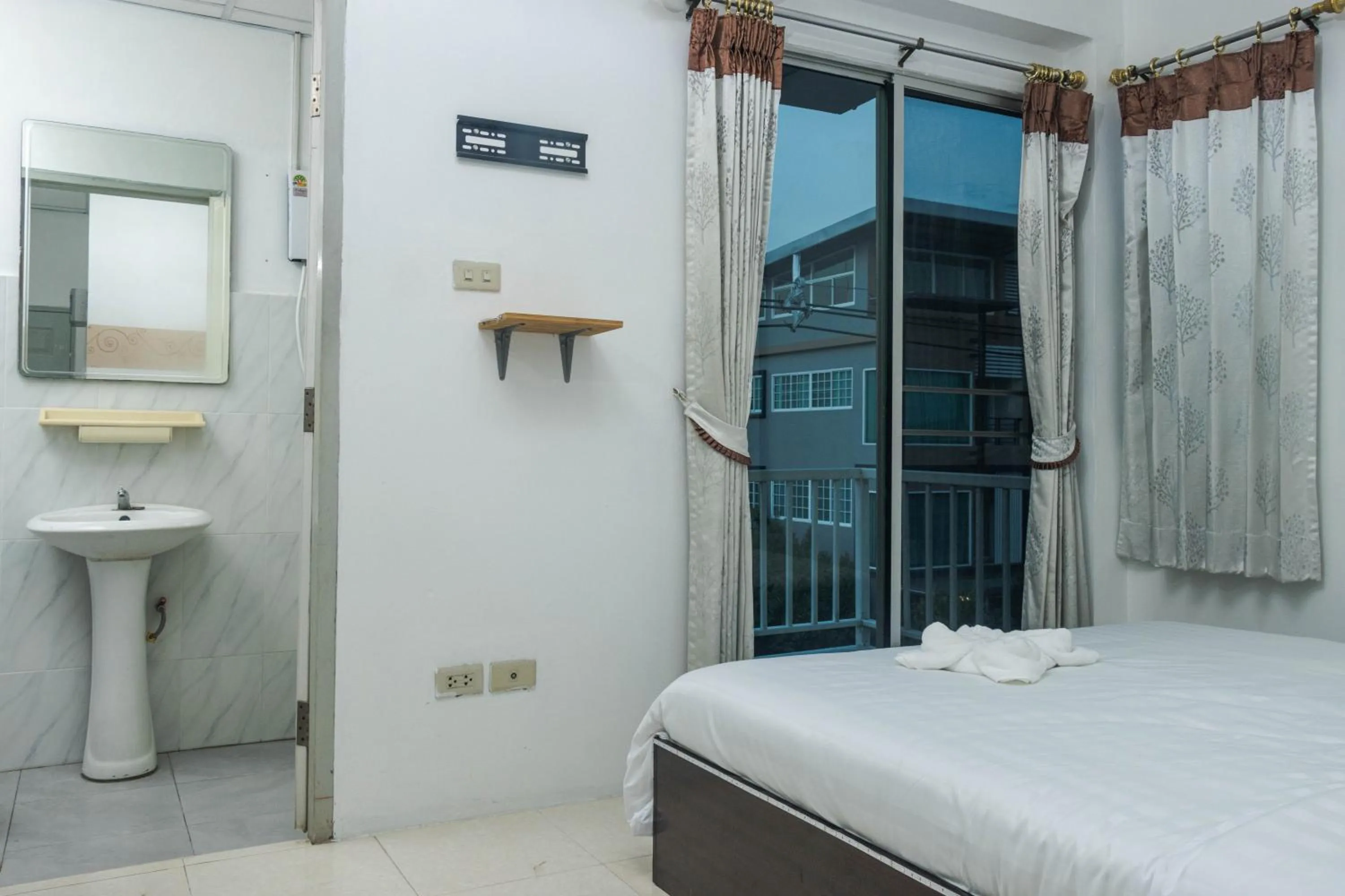 Shower, Bed in Taw Win Place