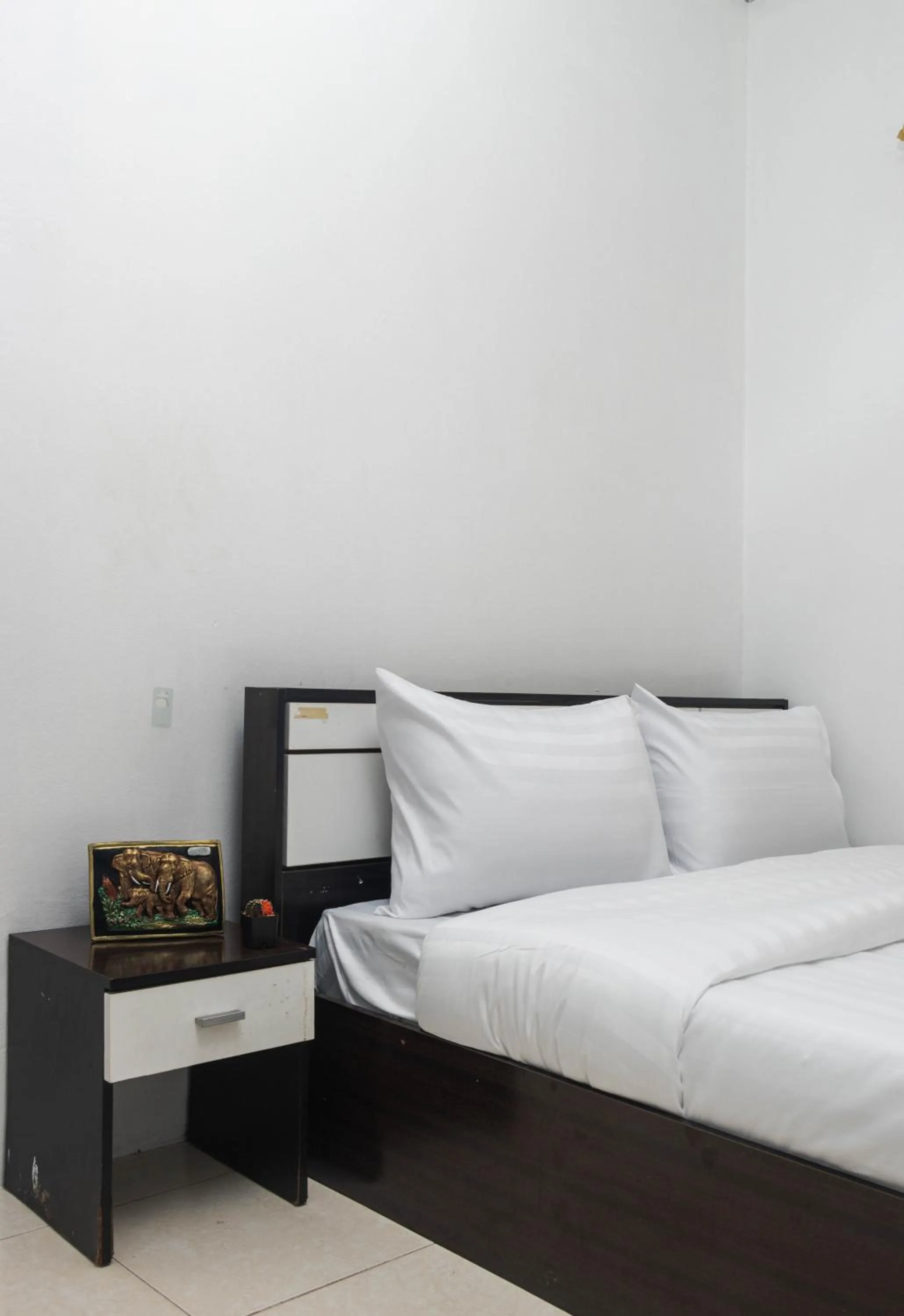 Bedroom, Bed in Taw Win Place