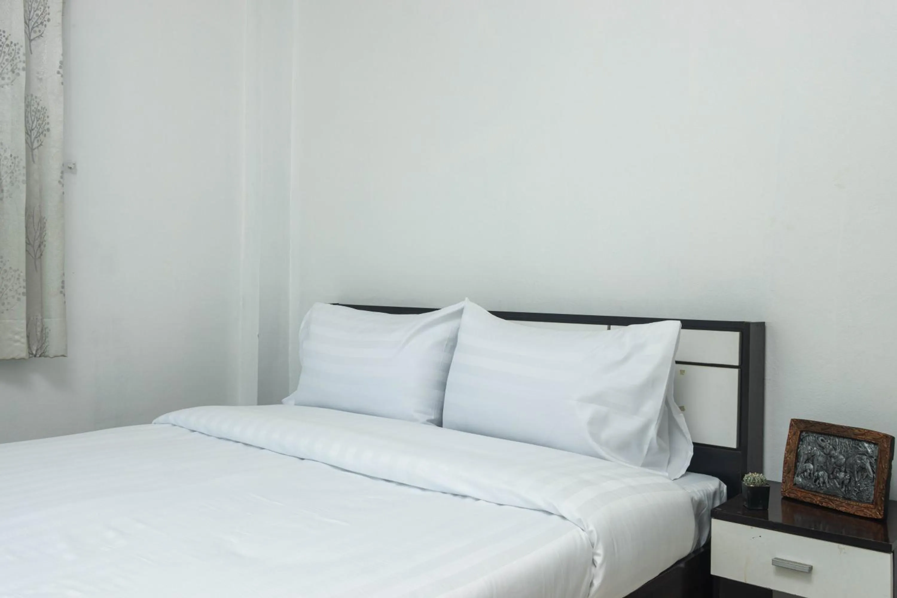 Photo of the whole room, Bed in Taw Win Place