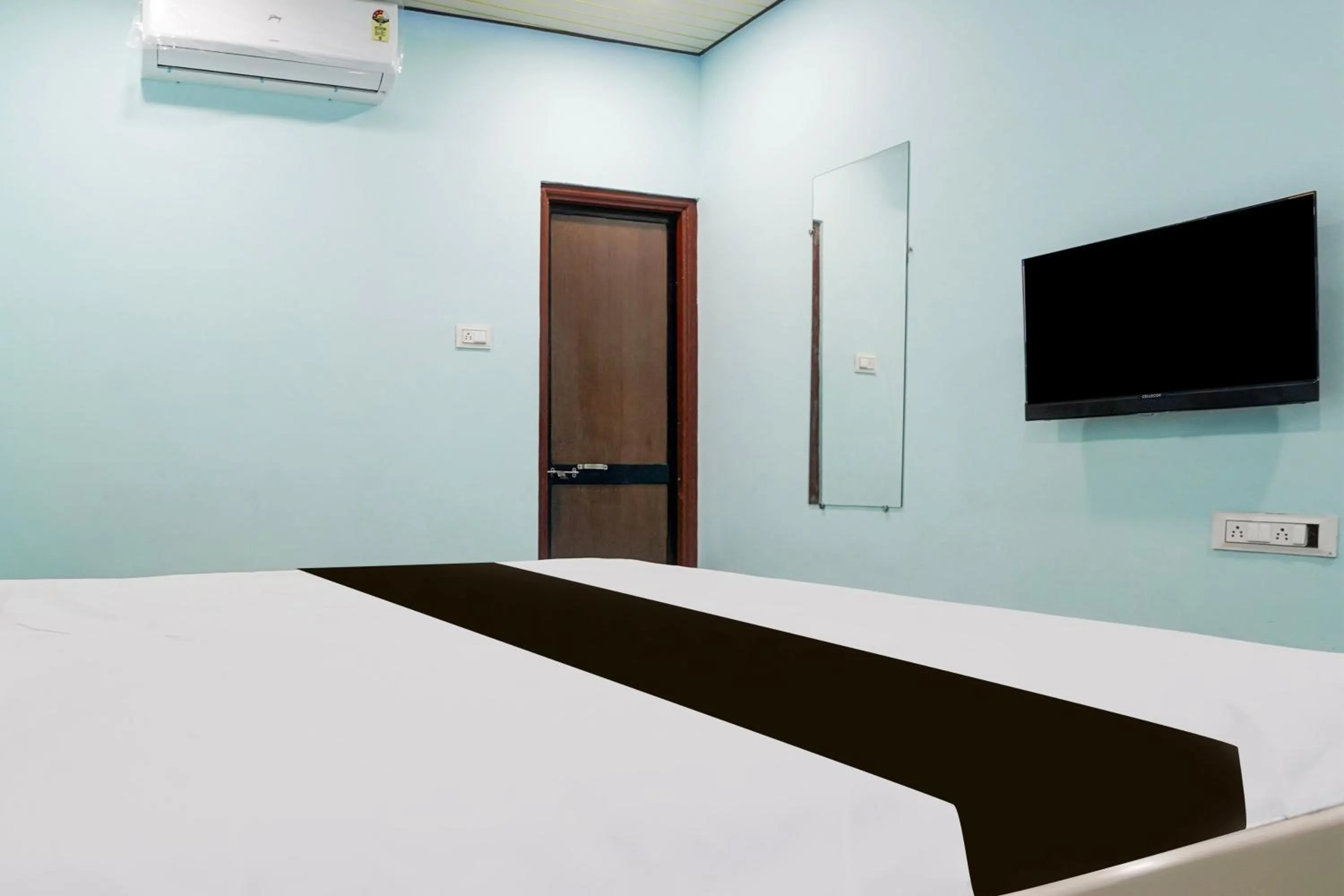 Bedroom, Bed in Hotel O JANNAT