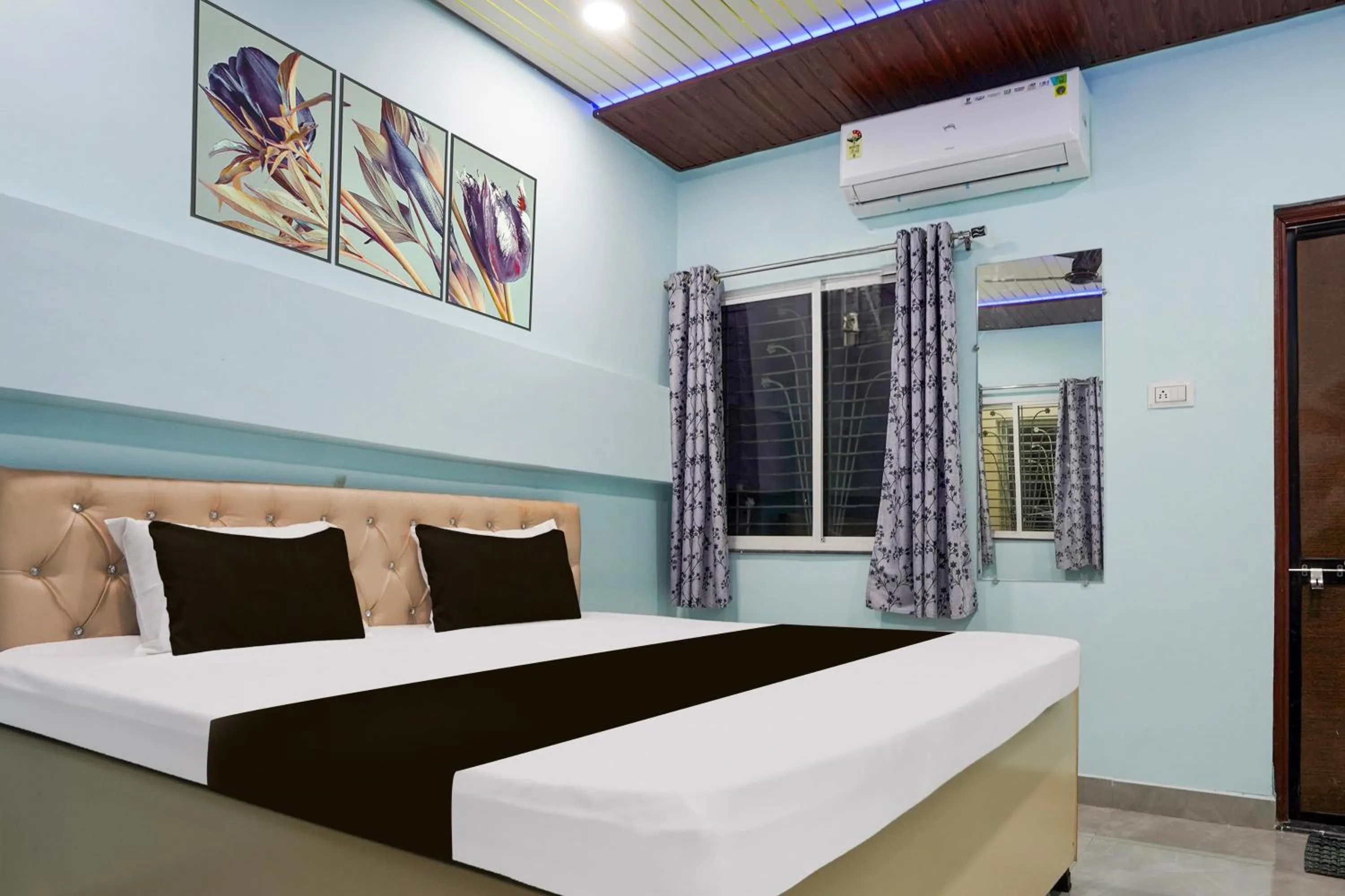 Bedroom, Bed in Hotel O JANNAT