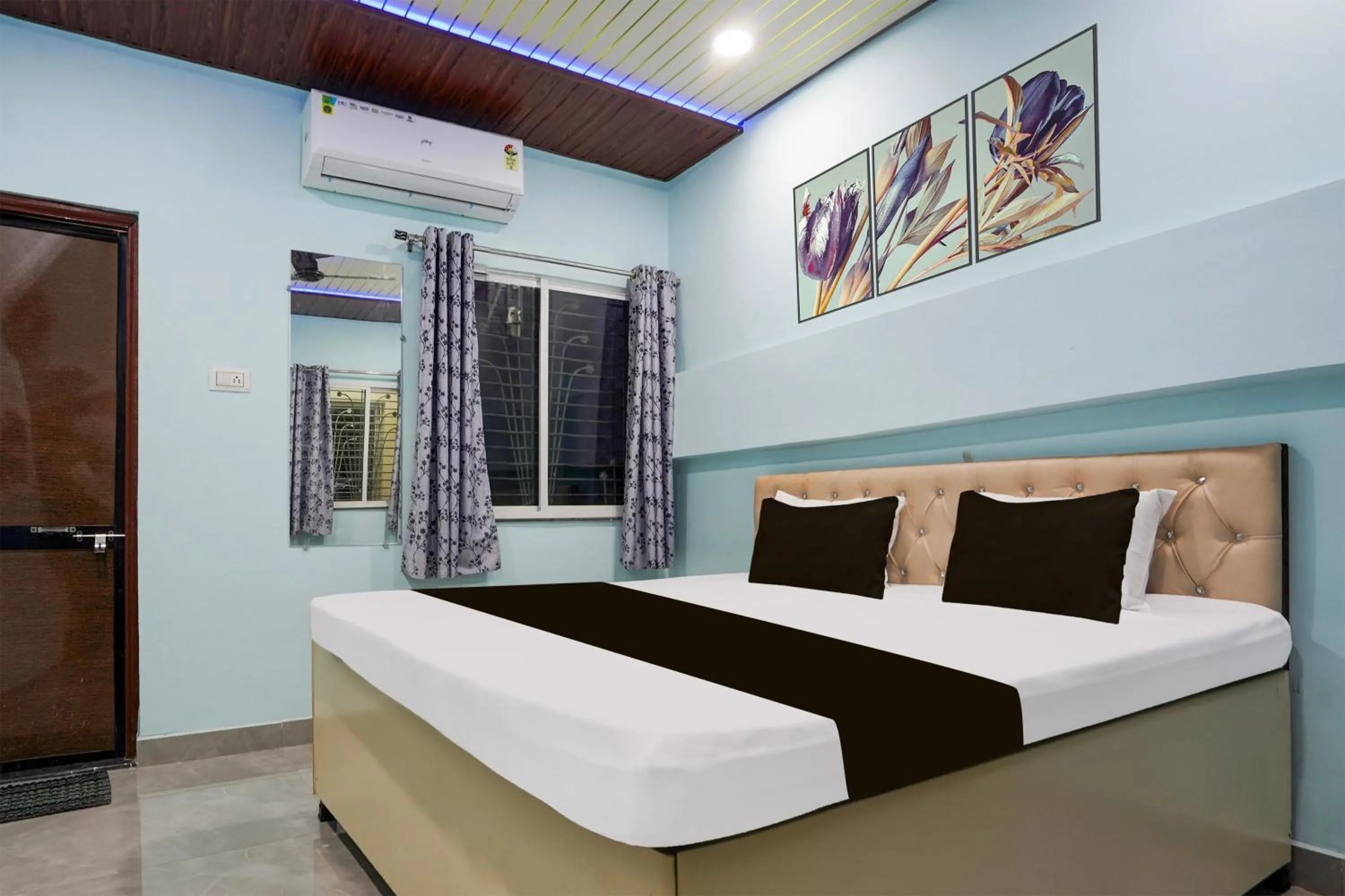 Bedroom, Bed in Hotel O JANNAT