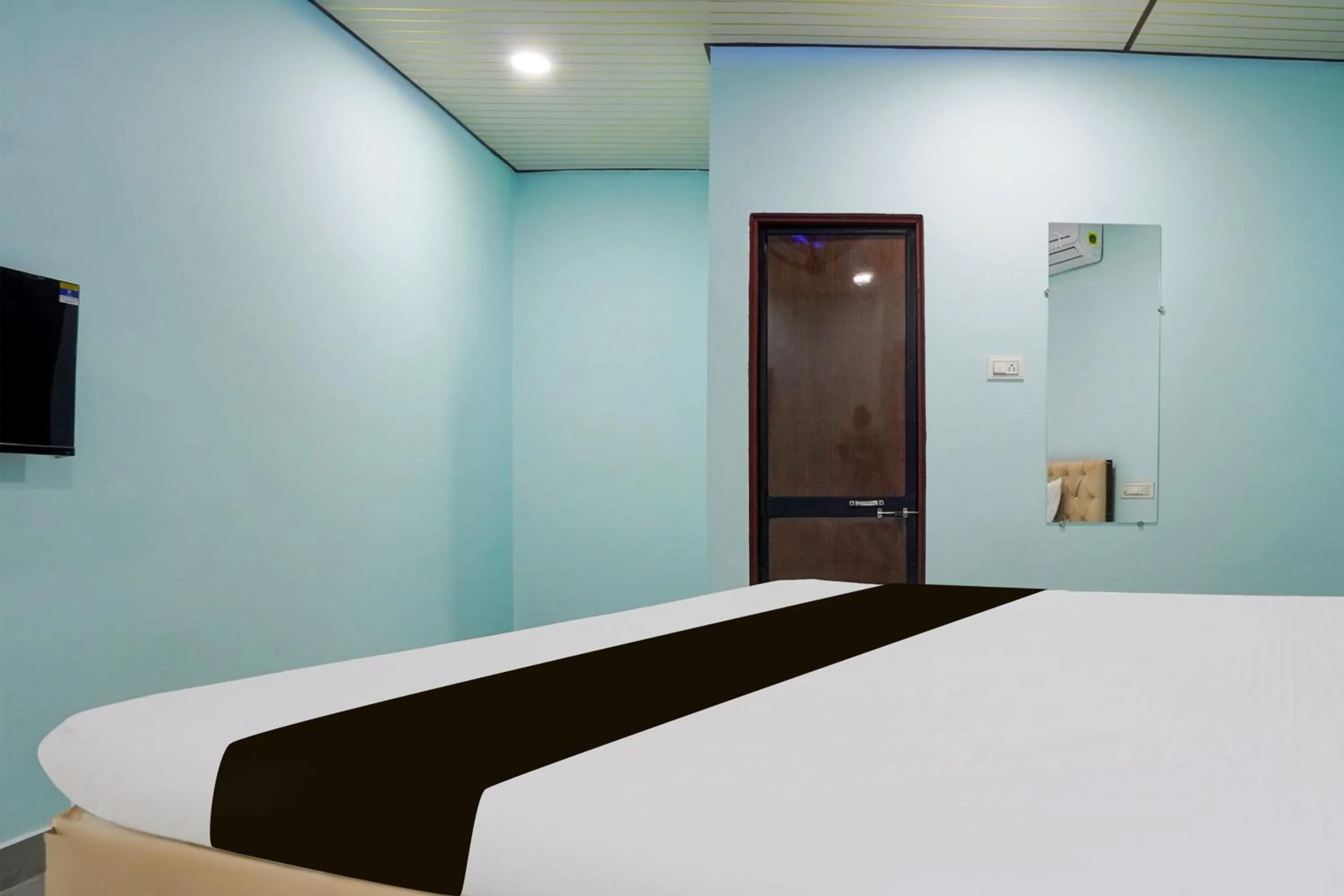 Bedroom, Bed in Hotel O JANNAT