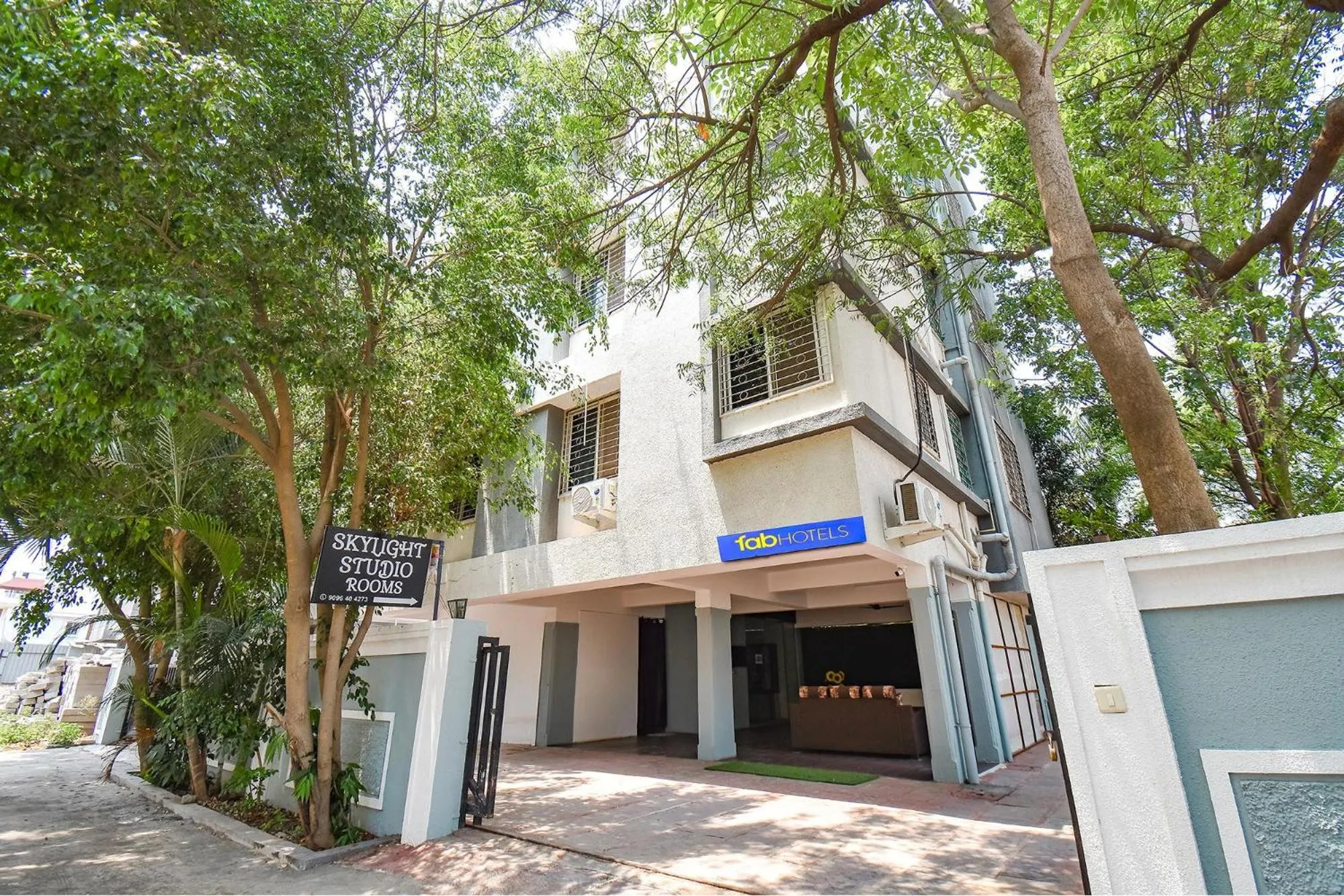 FabHotel Skylight Studio Rooms - Nr MCF CAMP