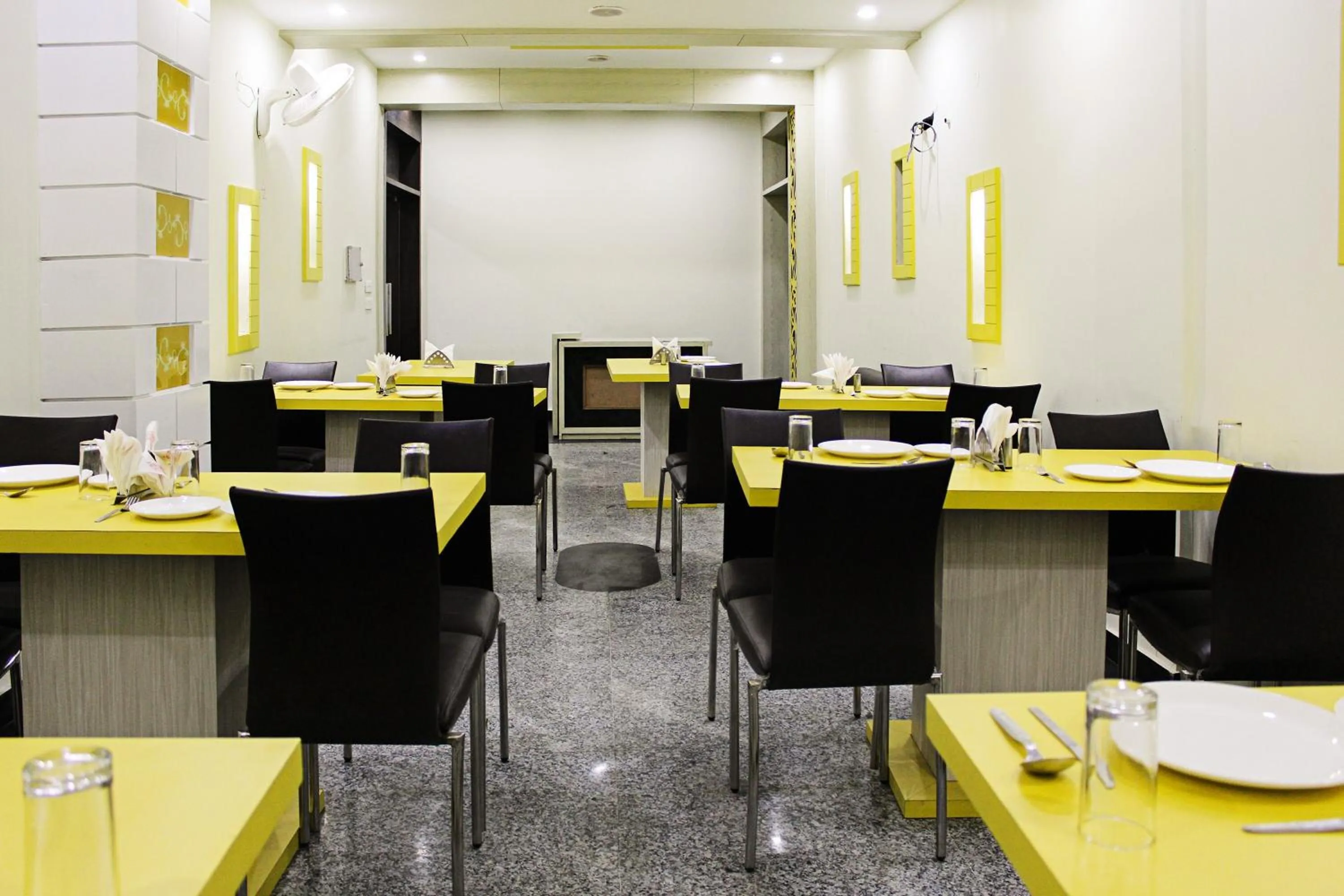 Restaurant/places to eat in Hotel O Tajway Inn