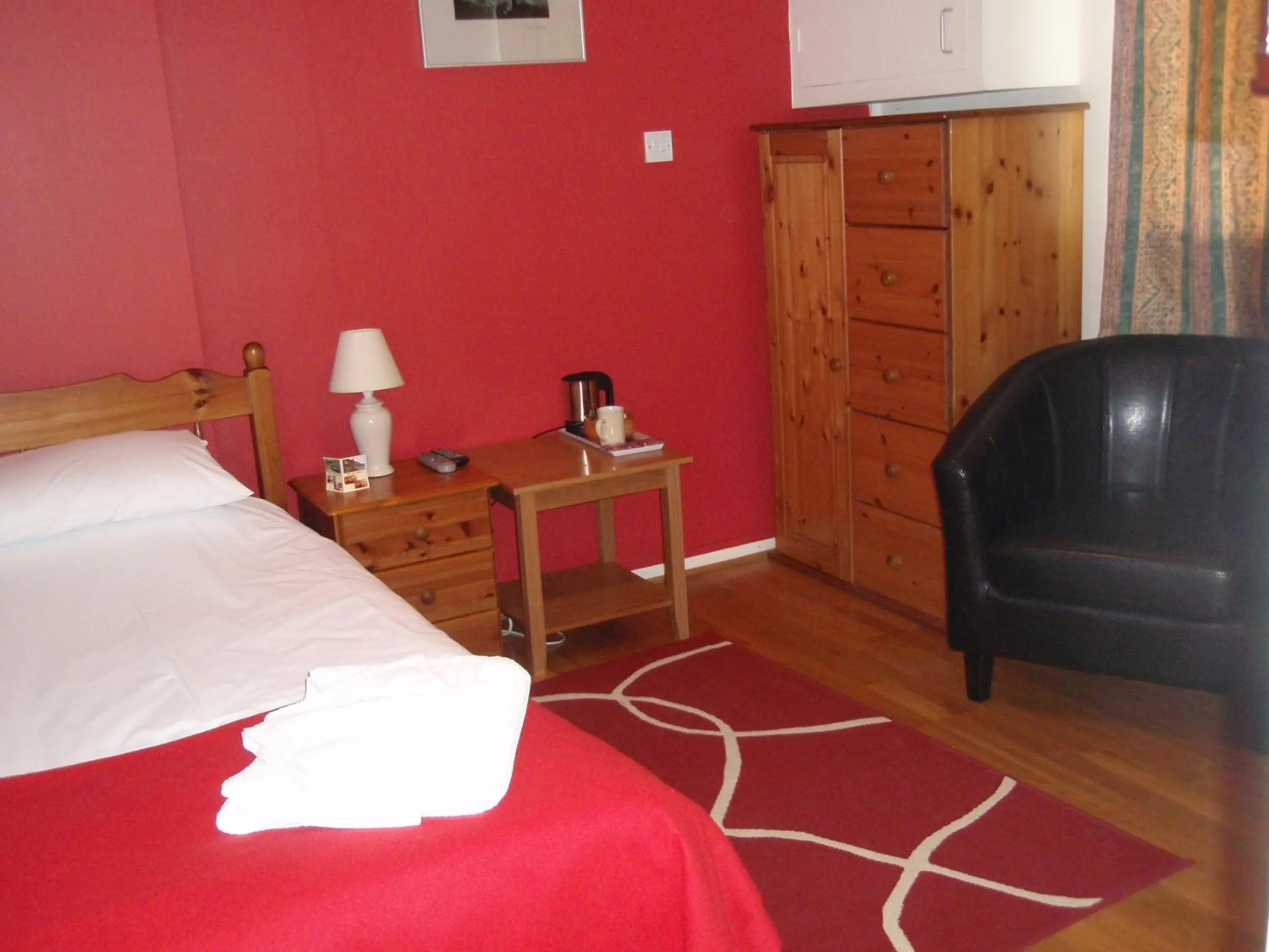 Photo of the whole room, Bed in Red Lion Accommodation