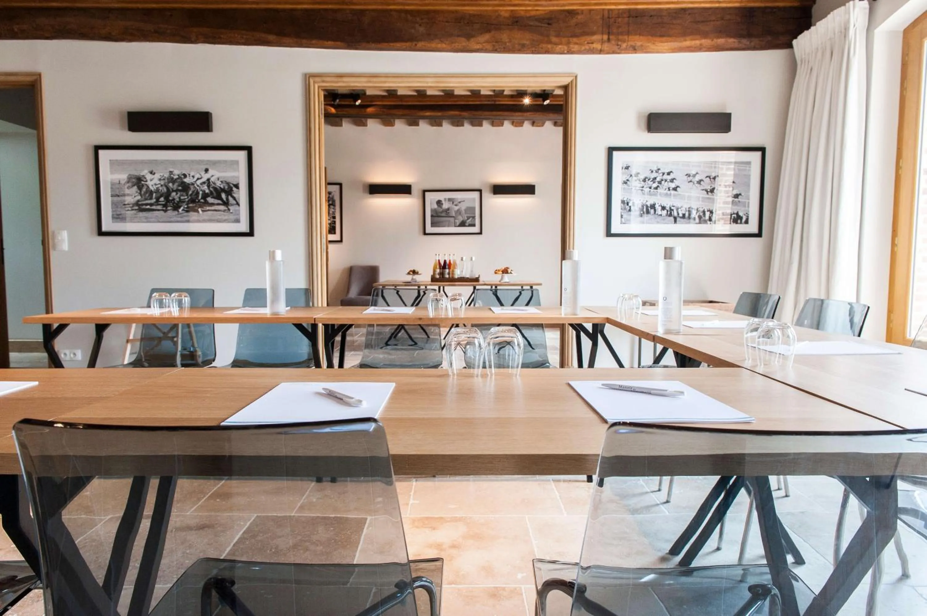 Business facilities in Manoir de Surville