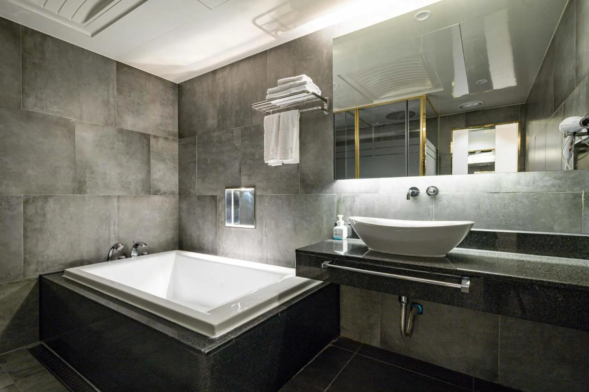 Bathroom in Hotel THE ART UIWANG