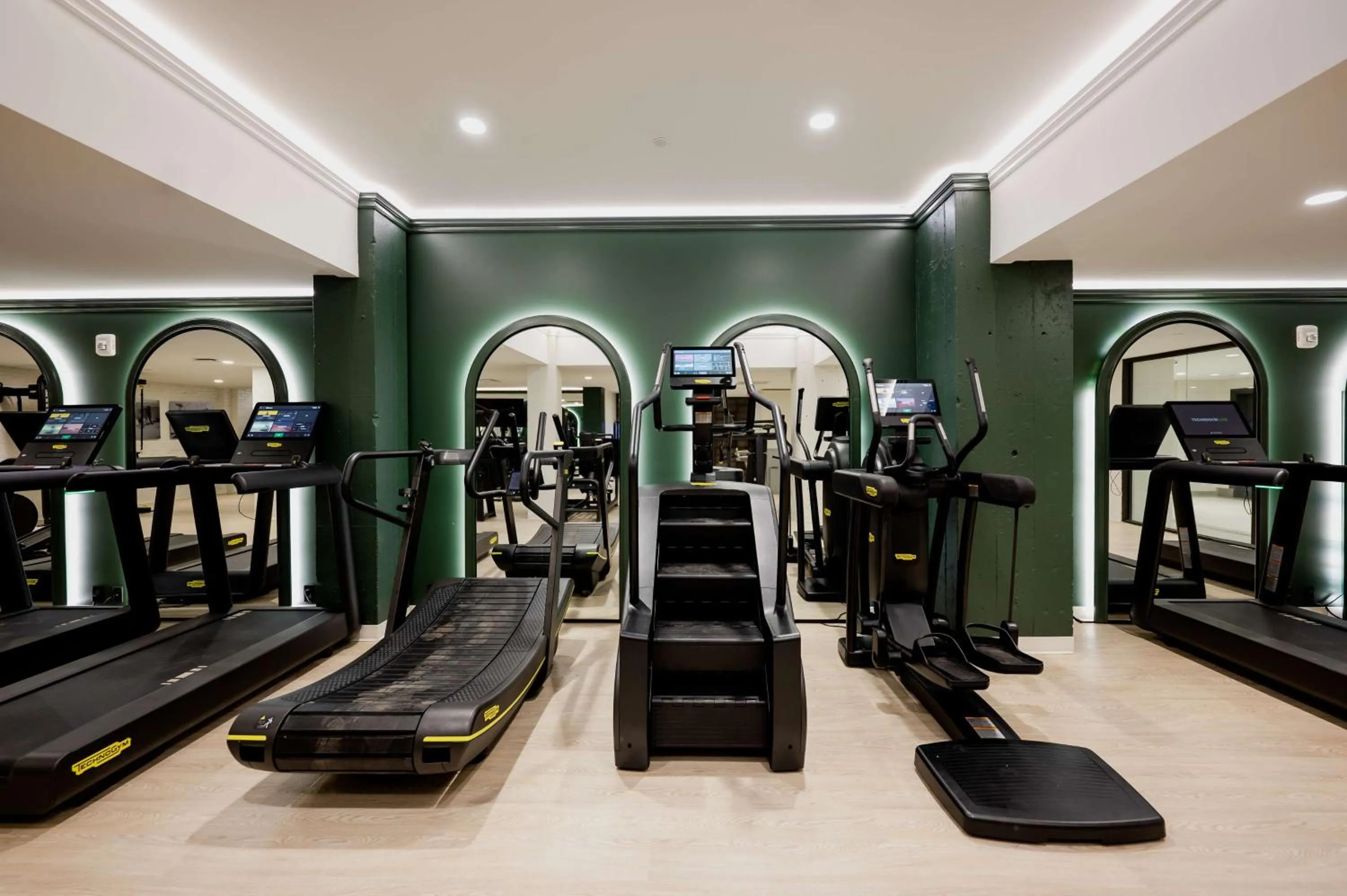 Fitness centre/facilities in Hotel Fort Des Moines, Curio Collection By Hilton