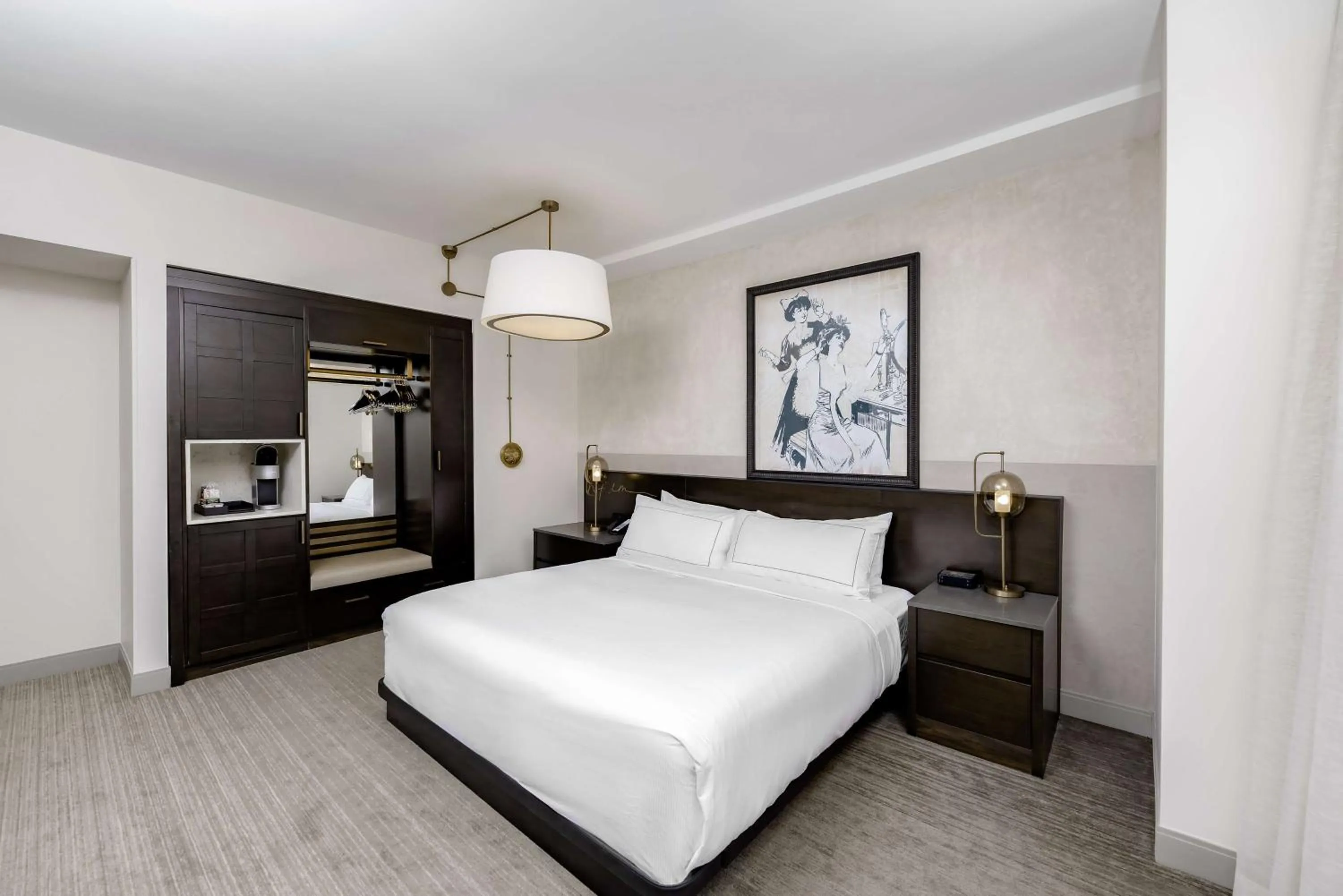 Bed in Hotel Fort Des Moines, Curio Collection By Hilton