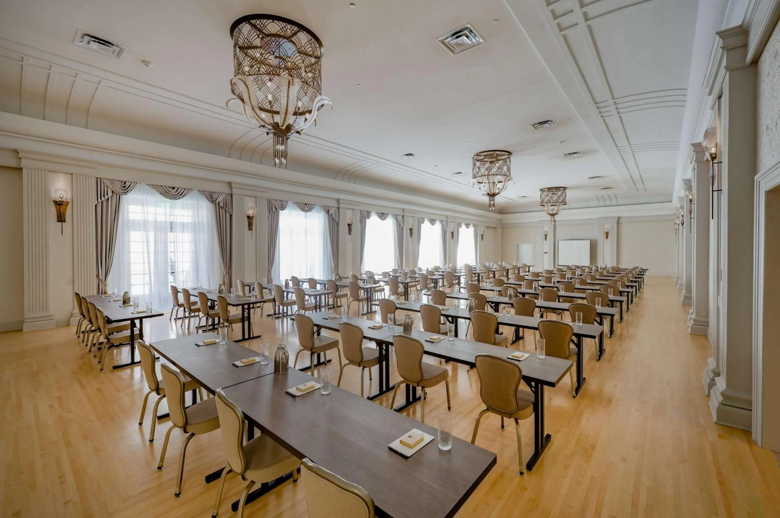 Meeting/conference room in Hotel Fort Des Moines, Curio Collection By Hilton