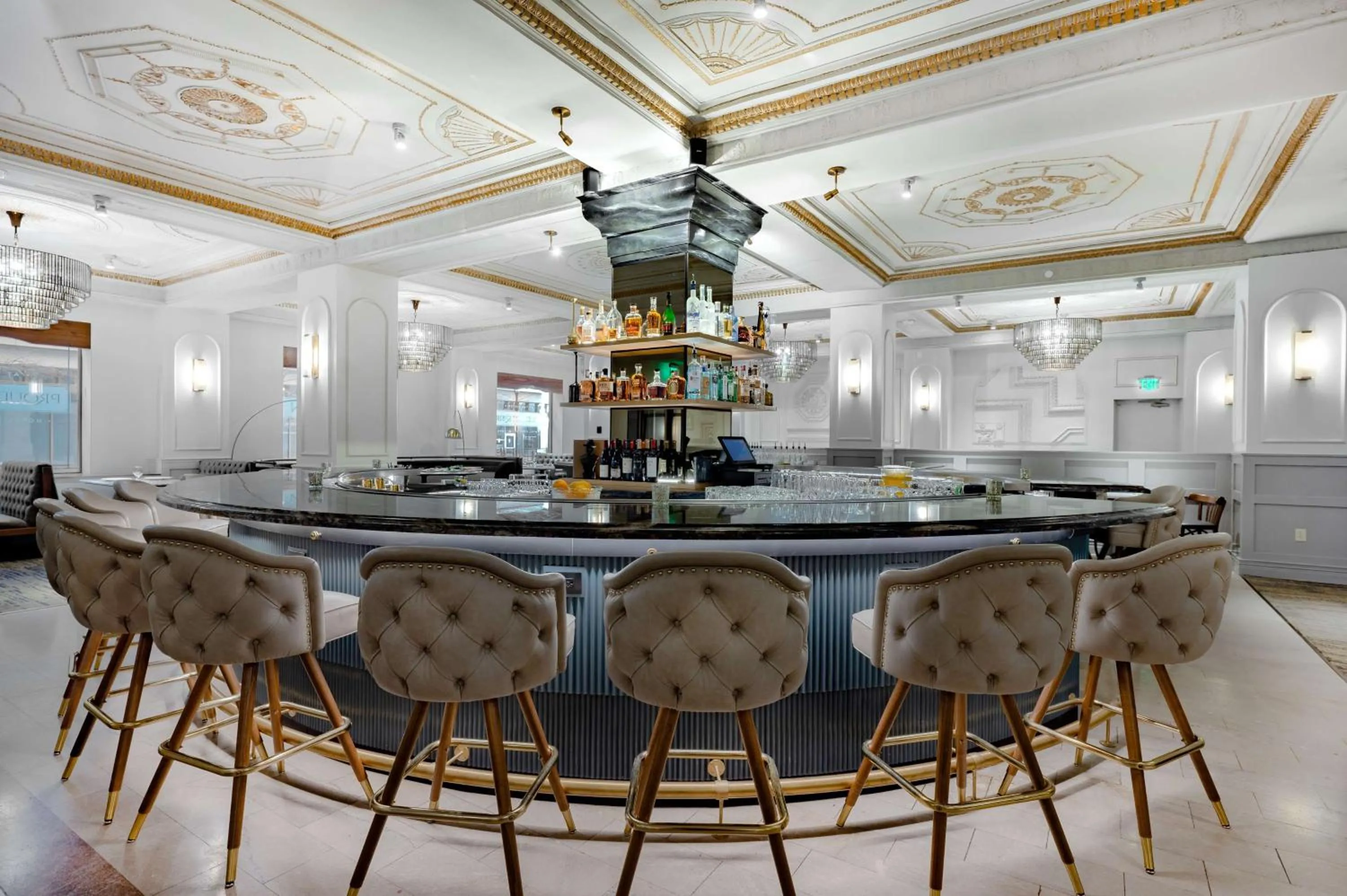 Lounge or bar in Hotel Fort Des Moines, Curio Collection By Hilton
