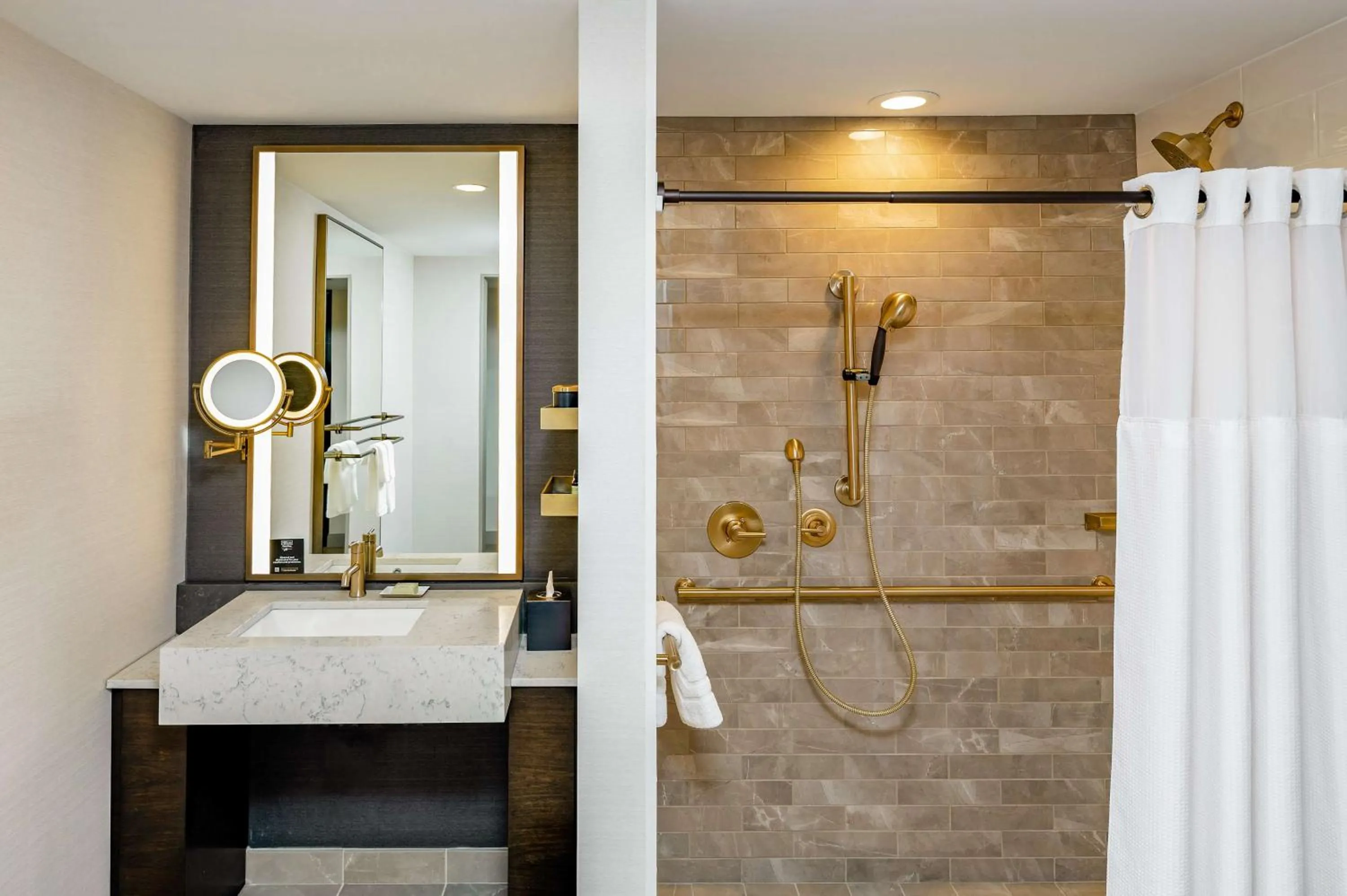 Bathroom in Hotel Fort Des Moines, Curio Collection By Hilton