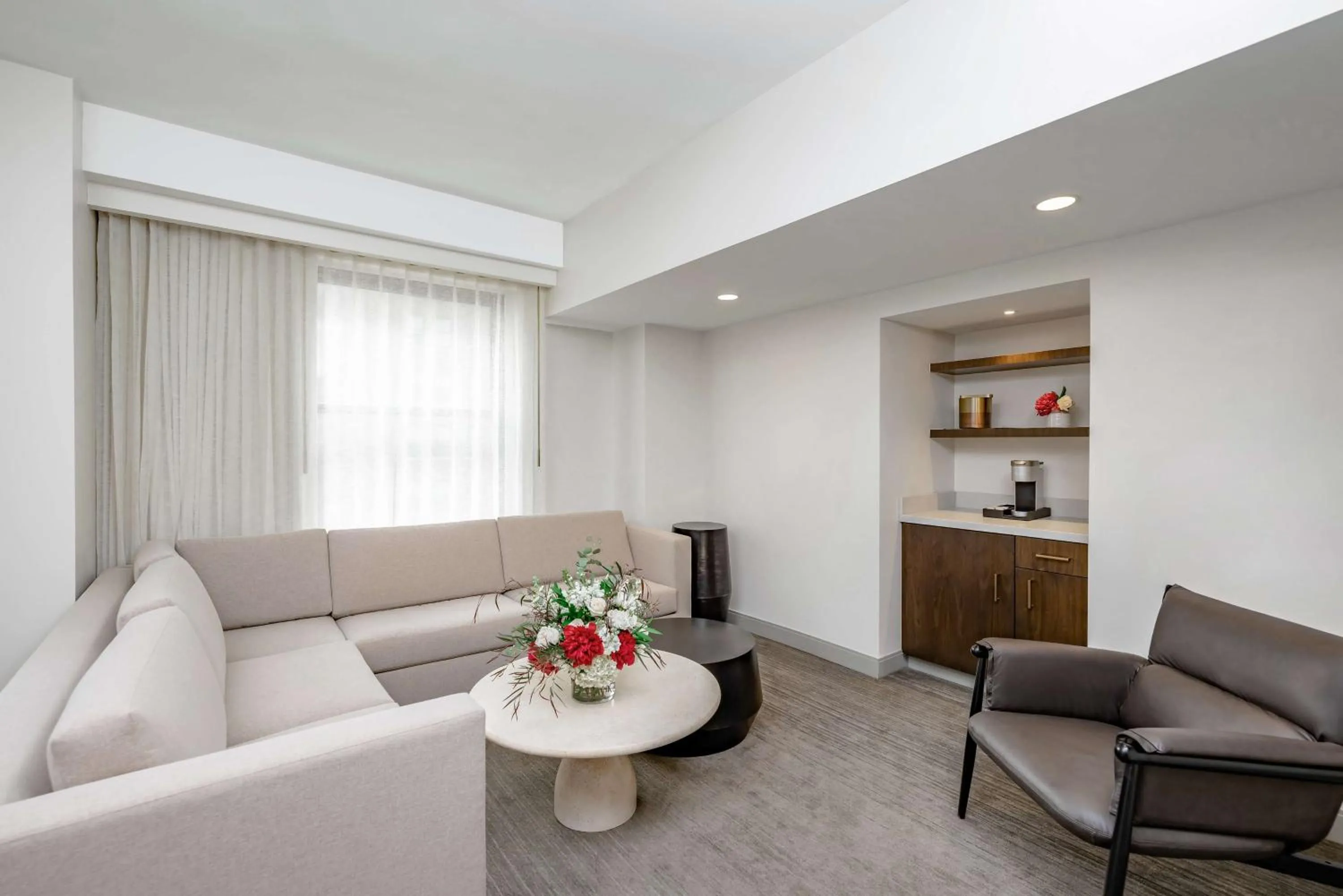 Living room in Hotel Fort Des Moines, Curio Collection By Hilton