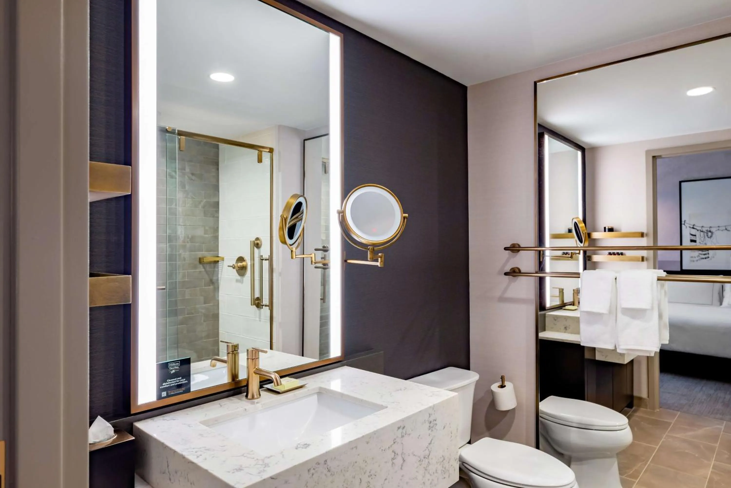 Bathroom, Bed in Hotel Fort Des Moines, Curio Collection By Hilton