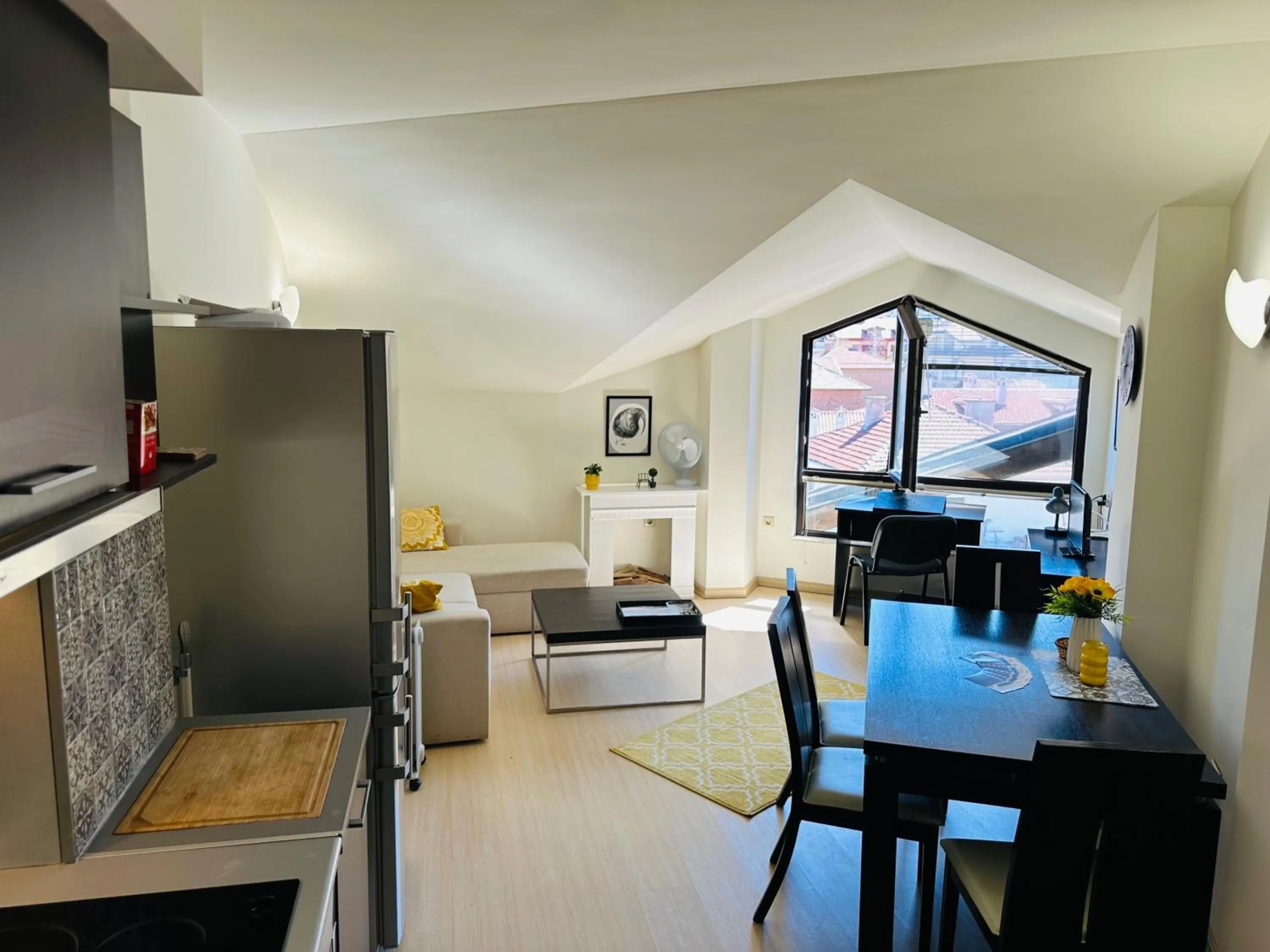 Central Art Apartment in Bansko with Mountain View