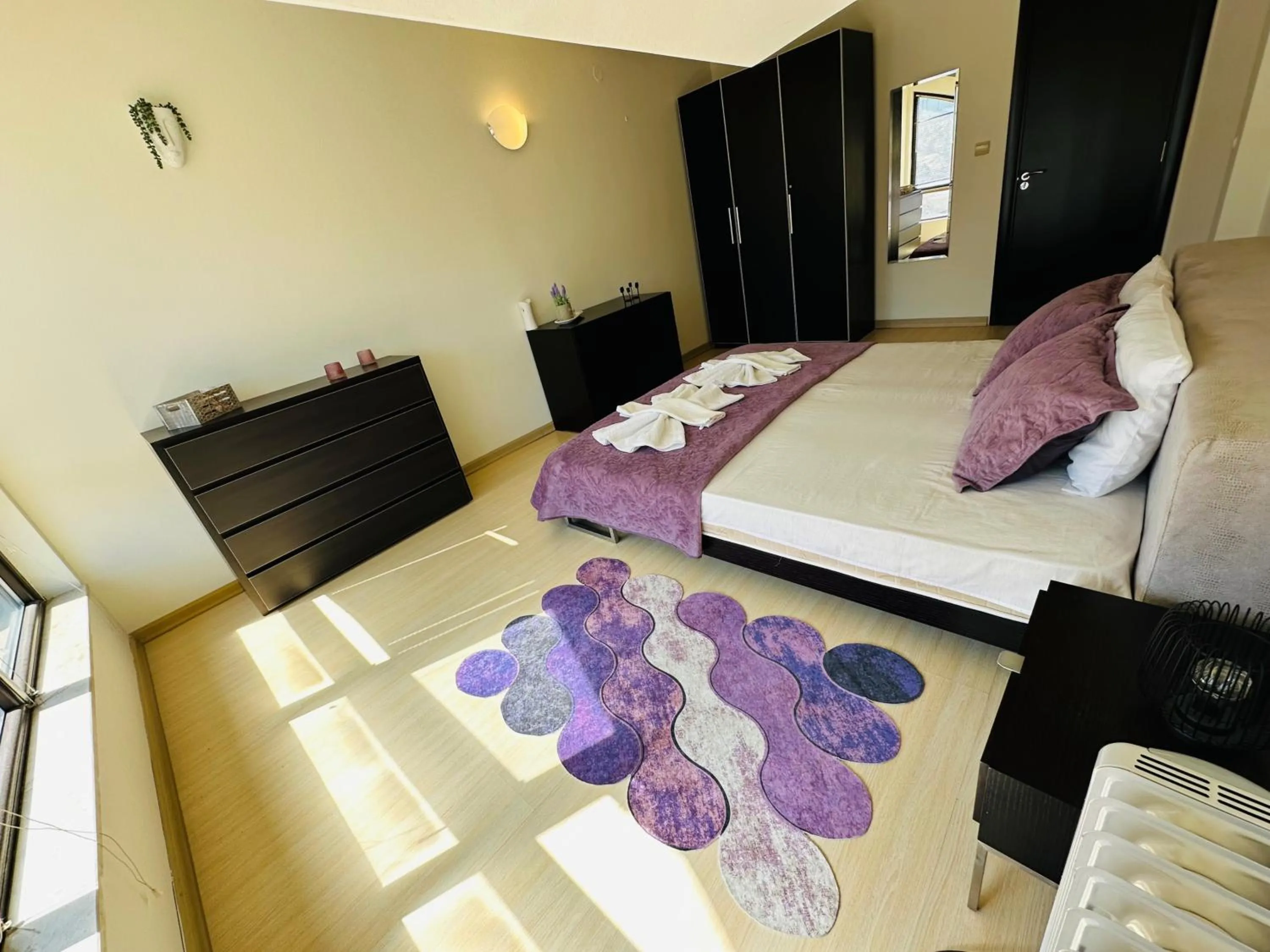 Bed in Central Art Apartment in Bansko with Mountain View