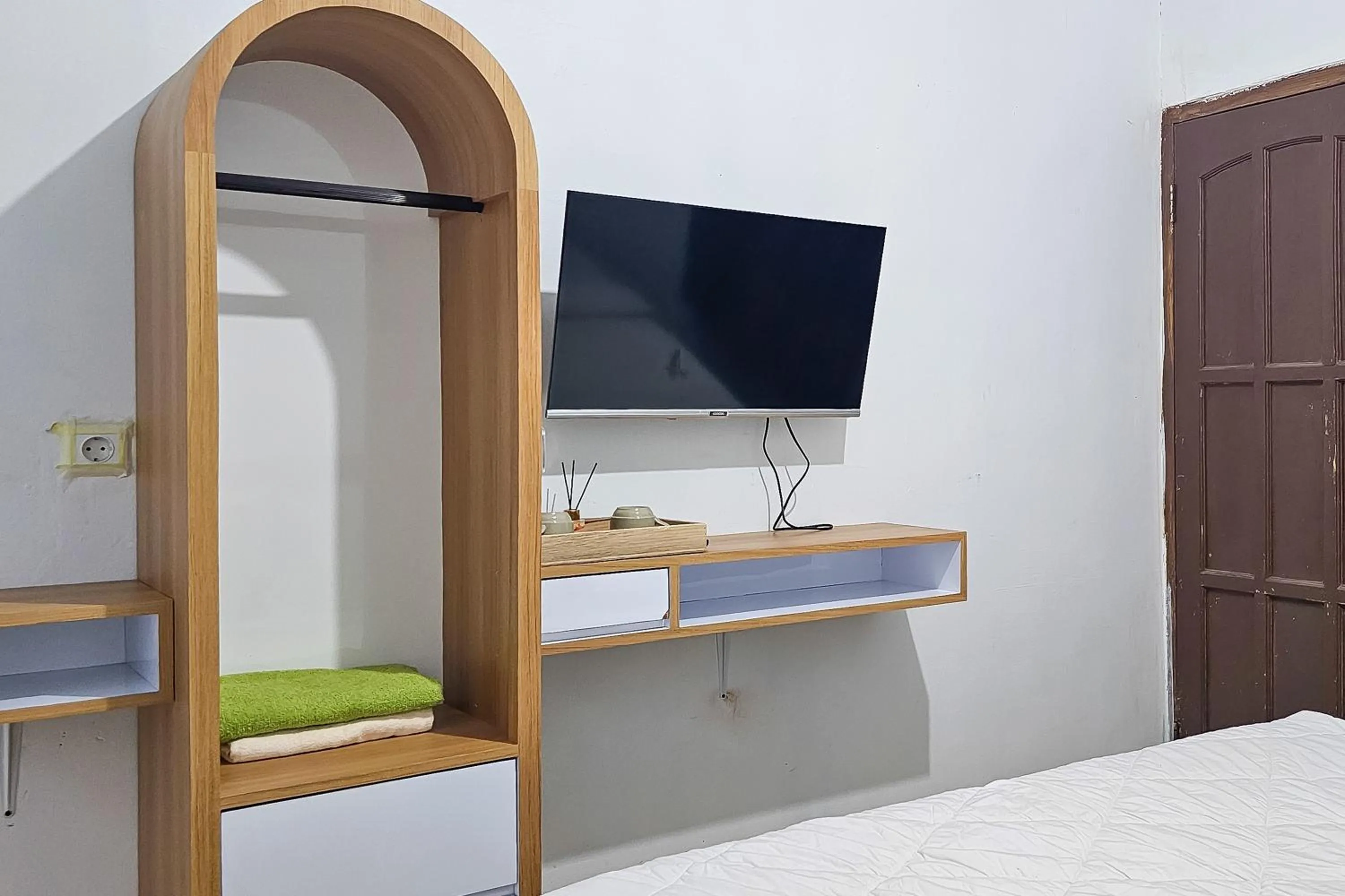 Bedroom, Bed in Urbanview Orchid Guest House