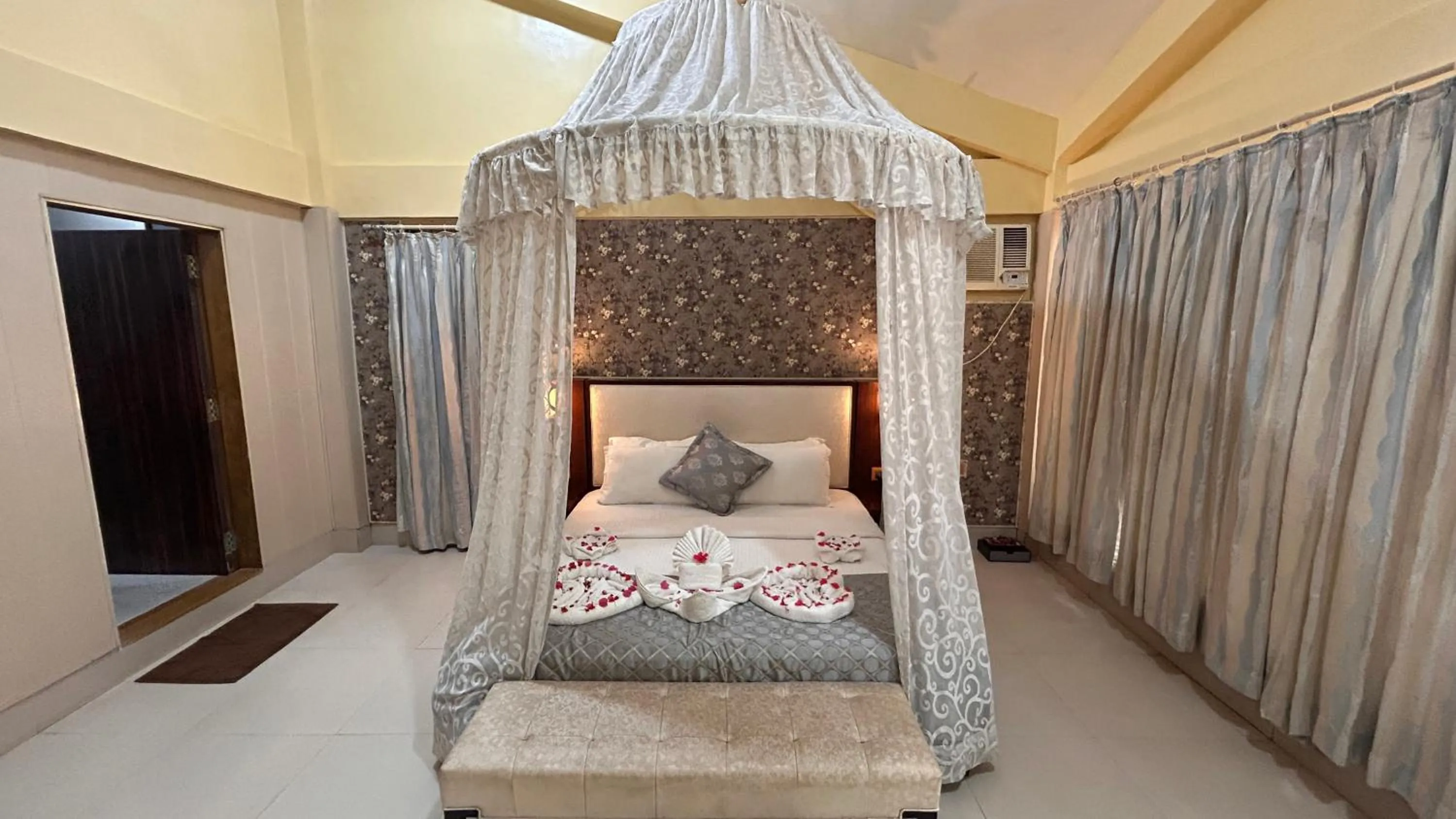 Bedroom, Bed in Aayush Resort Karjat